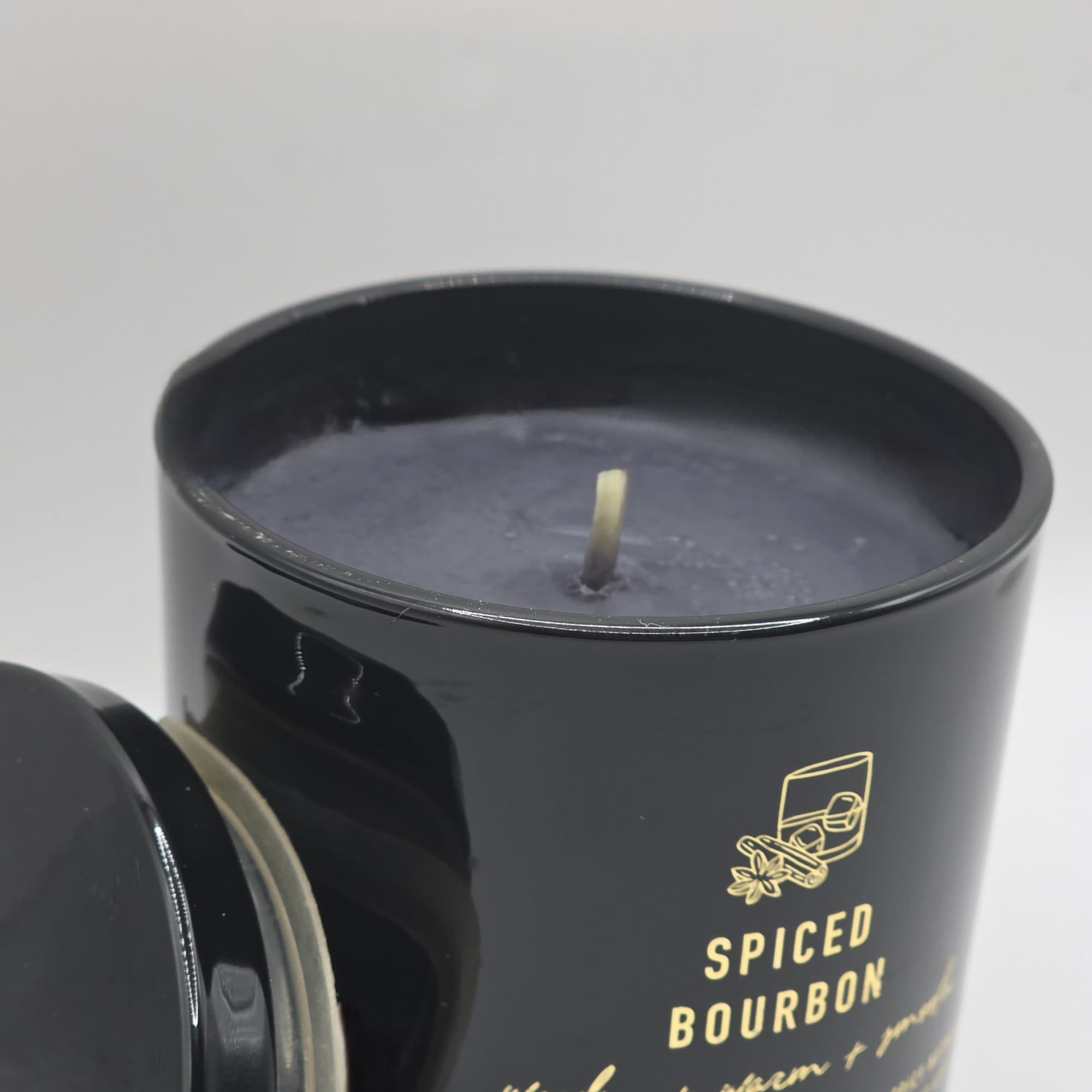 Warm tones of golden bourbon held with spicy nutmeg and cinnamon and