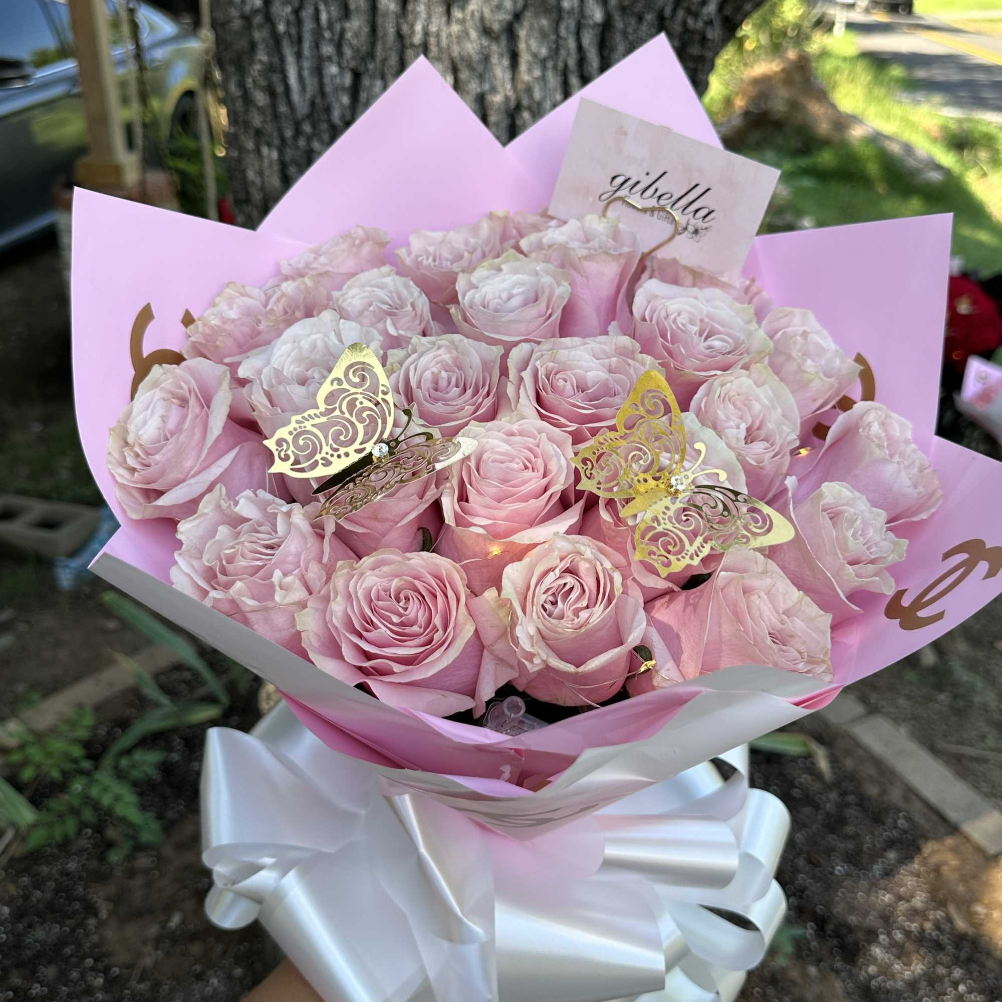 Pink roses wrap, the color will always depends on availability,

Rose color available:
Red