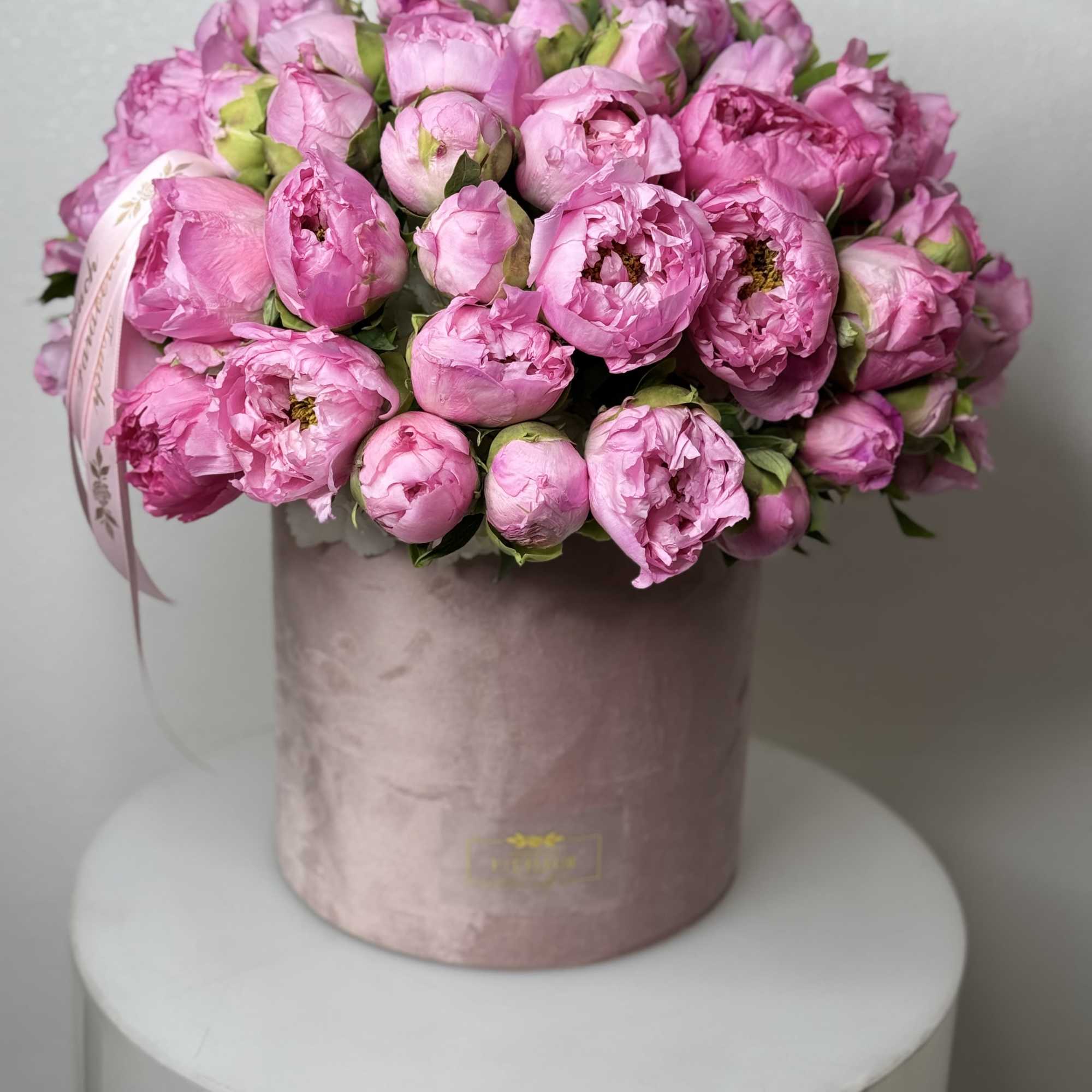 
Introducing our &quot;Chic Serenity&quot; boxed arrangement, a stunning tribute to the luxurious