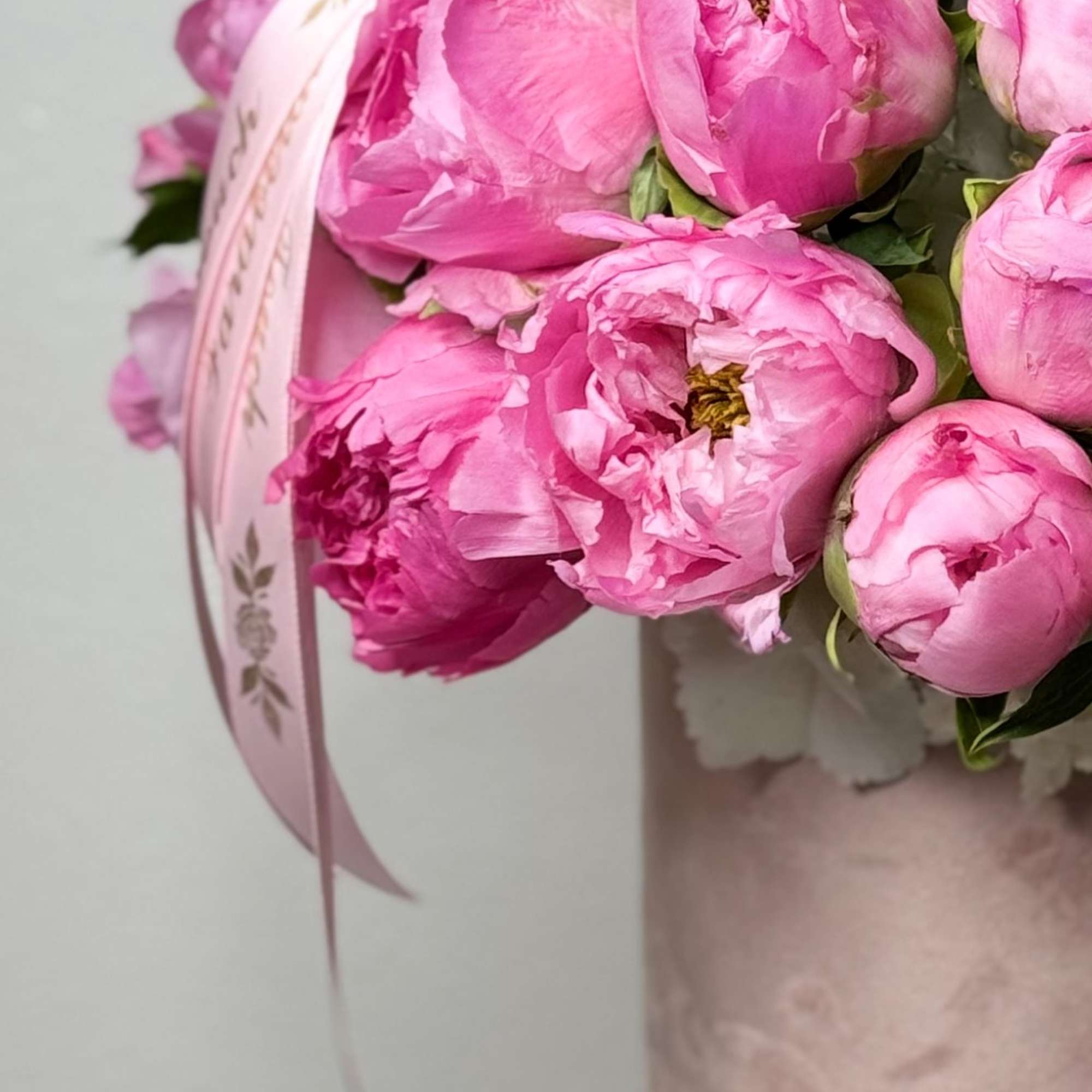 
Introducing our &quot;Chic Serenity&quot; boxed arrangement, a stunning tribute to the luxurious