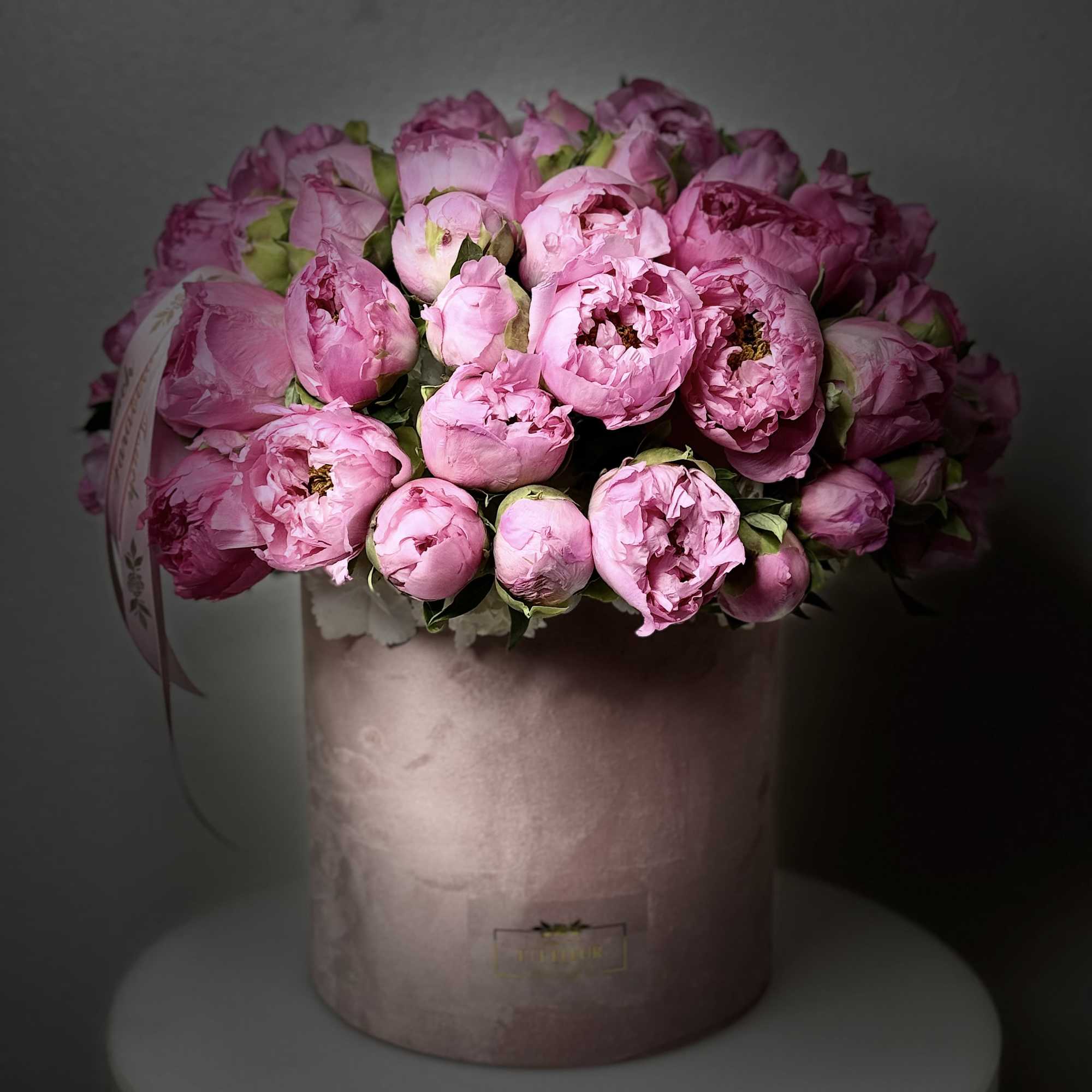 
Introducing our &quot;Chic Serenity&quot; boxed arrangement, a stunning tribute to the luxurious