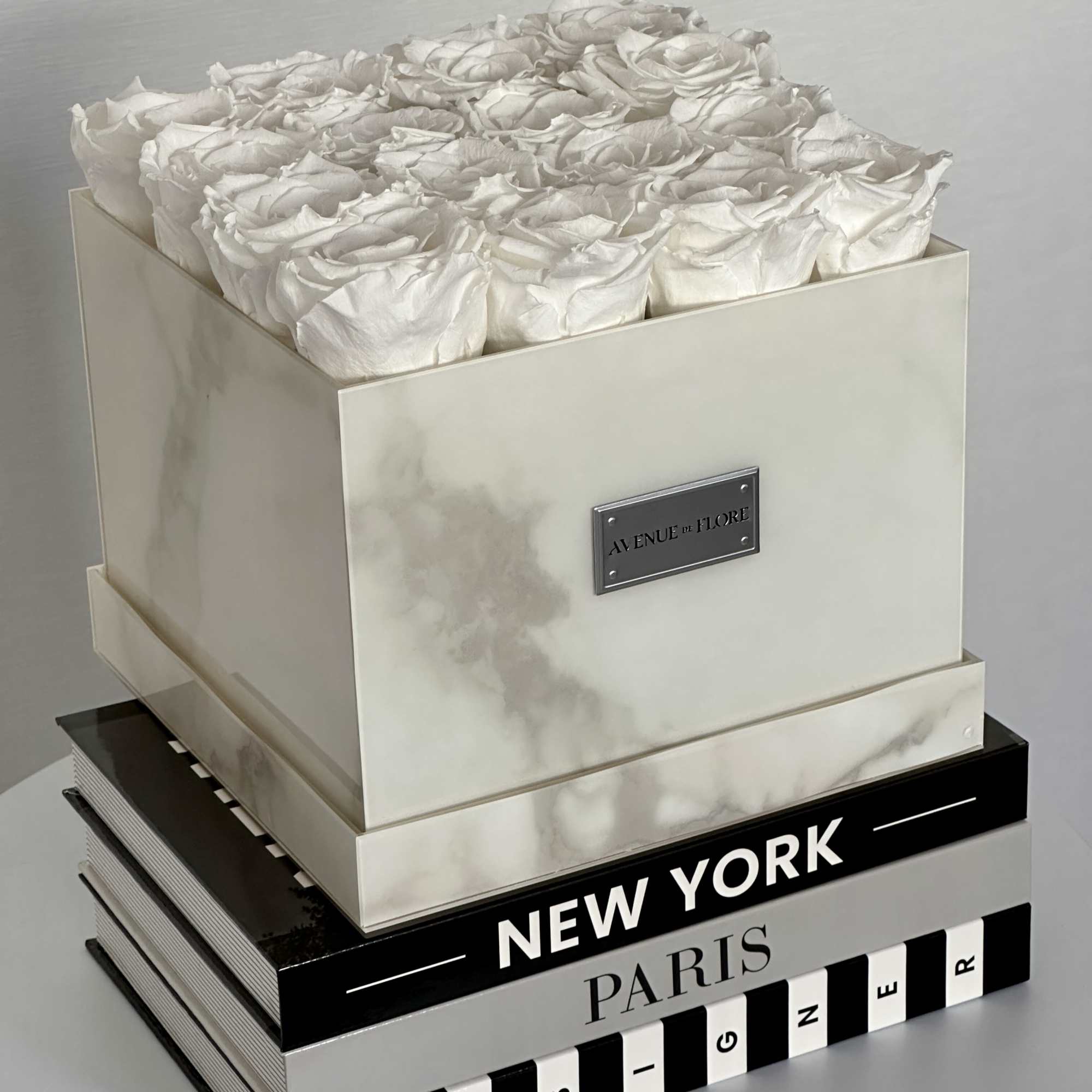 Discover timeless elegance with our exquisite&nbsp;White Marble box adorned with 16-20&nbsp;white roses
