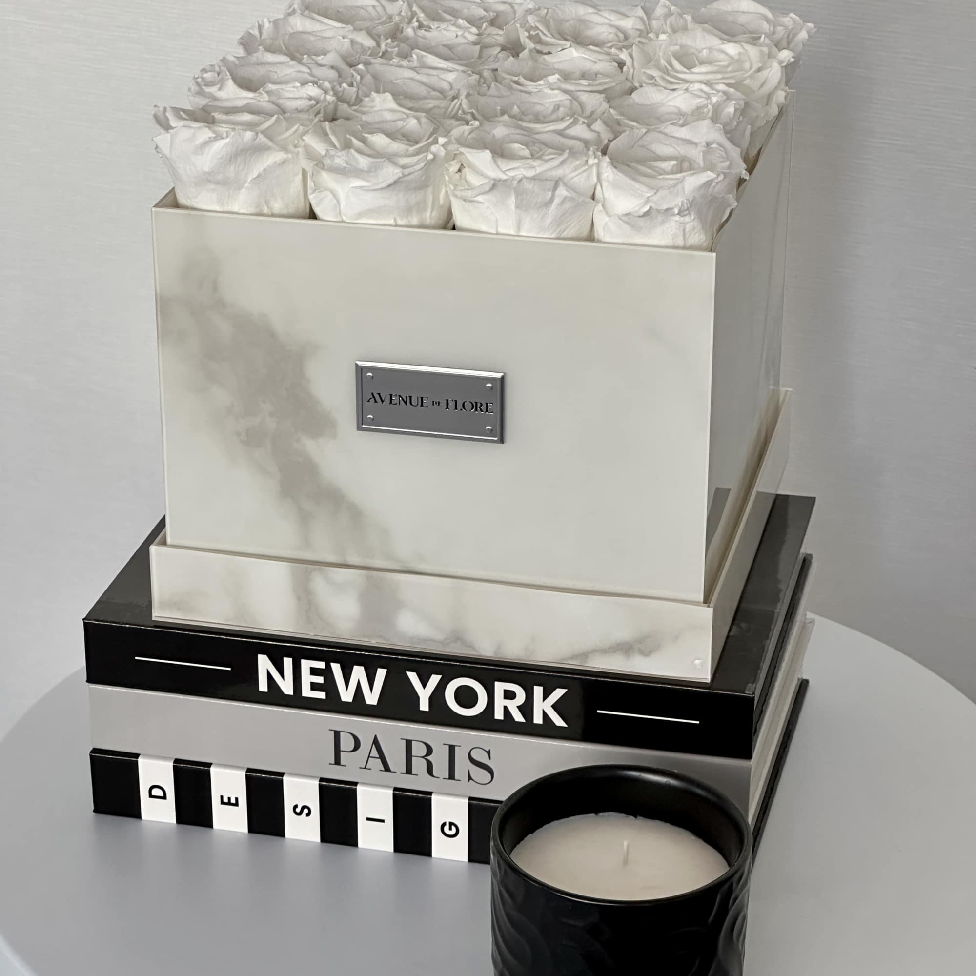 Discover timeless elegance with our exquisite&nbsp;White Marble box adorned with 16-20&nbsp;white roses