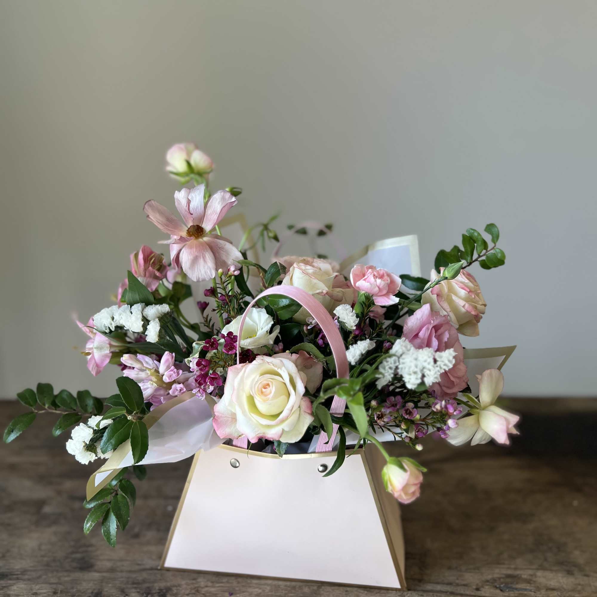 ◆VALLUAT◆ Bloom bagBeige 4-7 Teleflora's Buzzworthy Blooms Bouquet in Fort Walton Beach