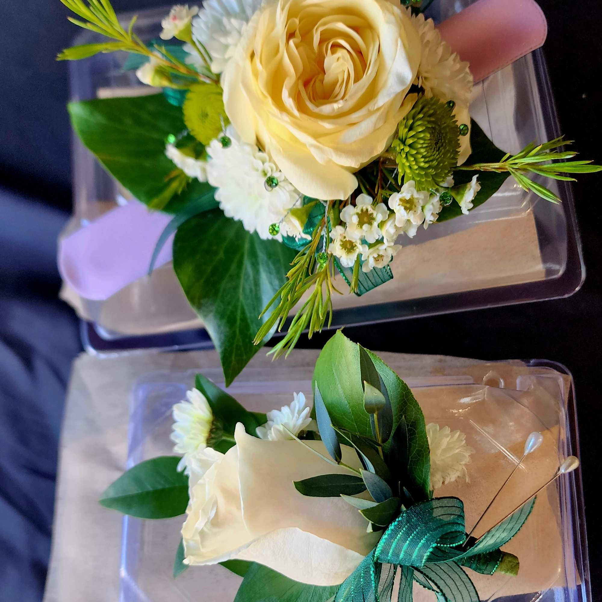 Please specify colors and flowers. We will do our best to accommodate