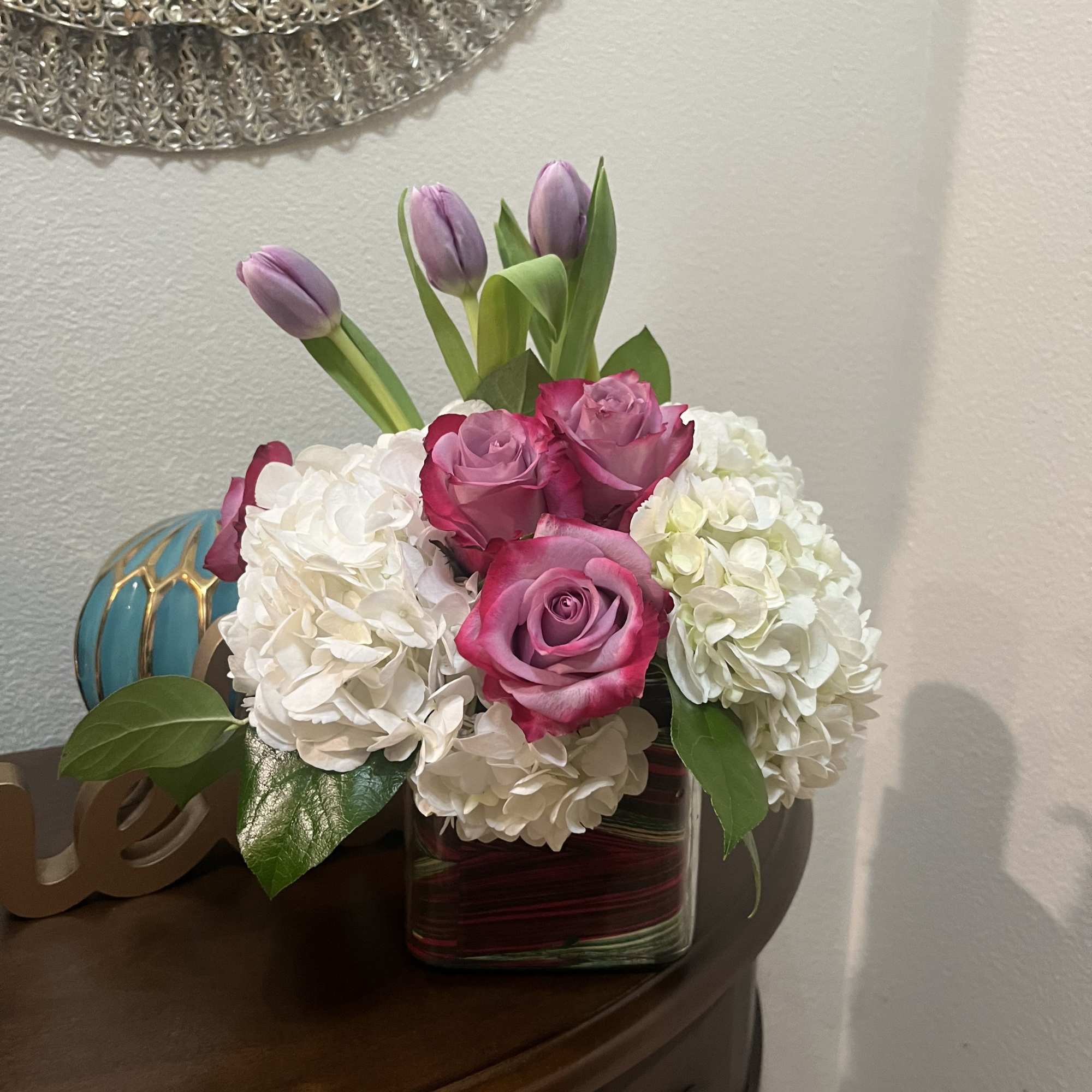 Express your condolences after the loss of a loved one with flowers.