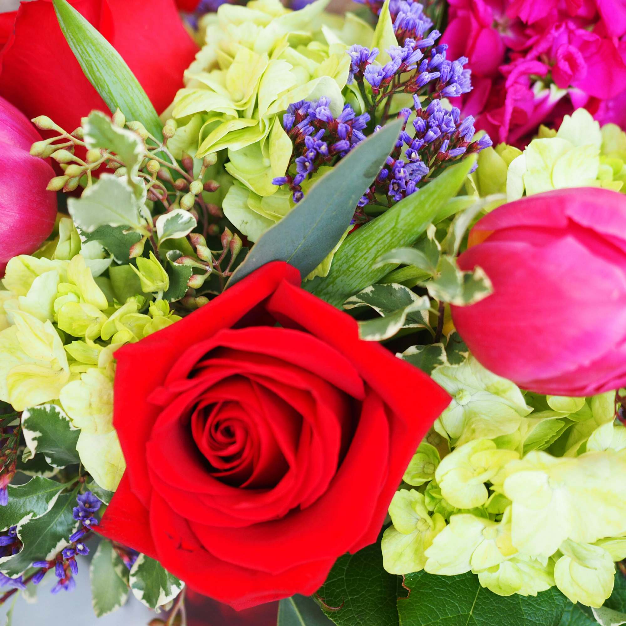 Vibrant. Fresh. Sophisticated. 

Low and full design with fluffy hydrangea, roses, tulips