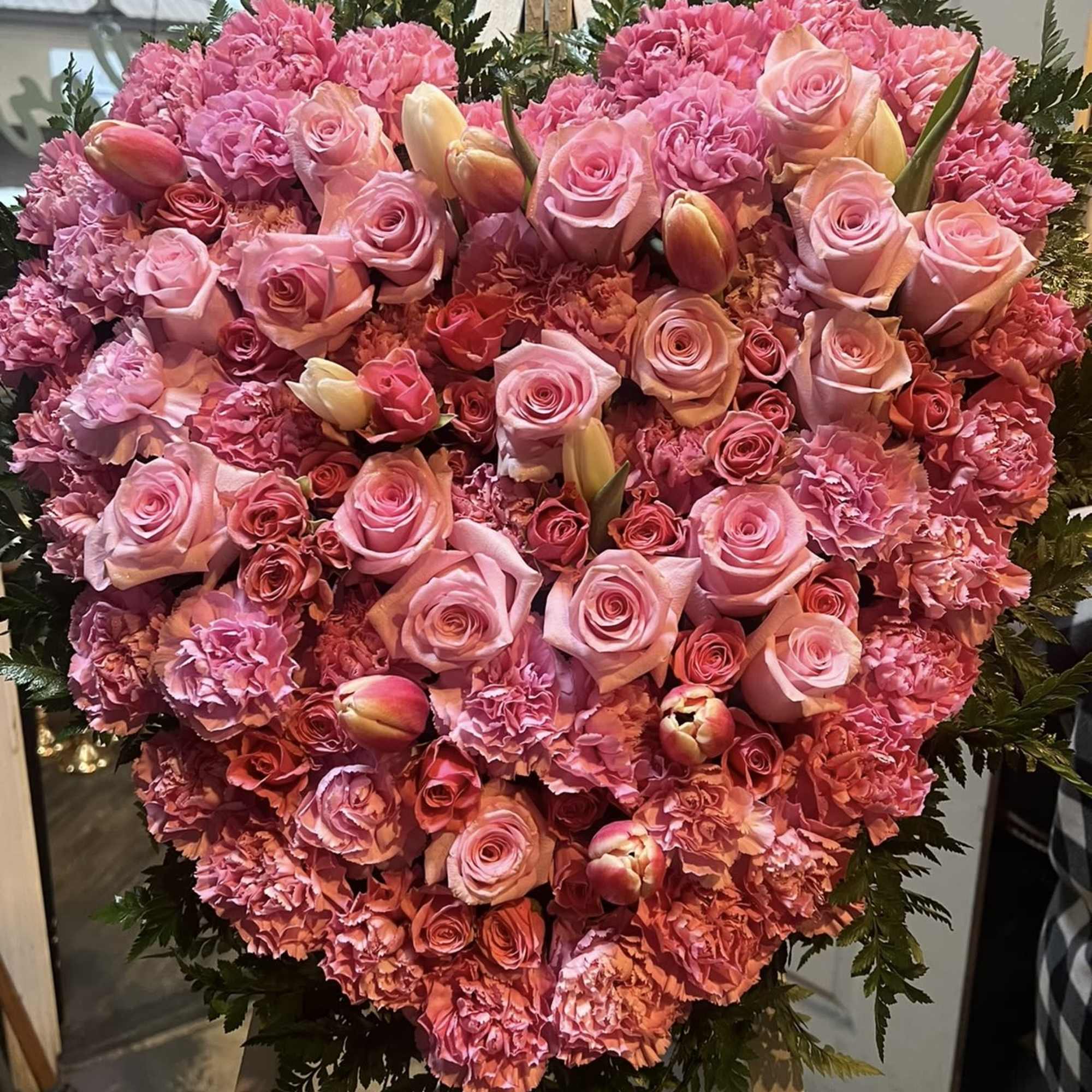 Pink solid heart on stand Pink solid heart on stand