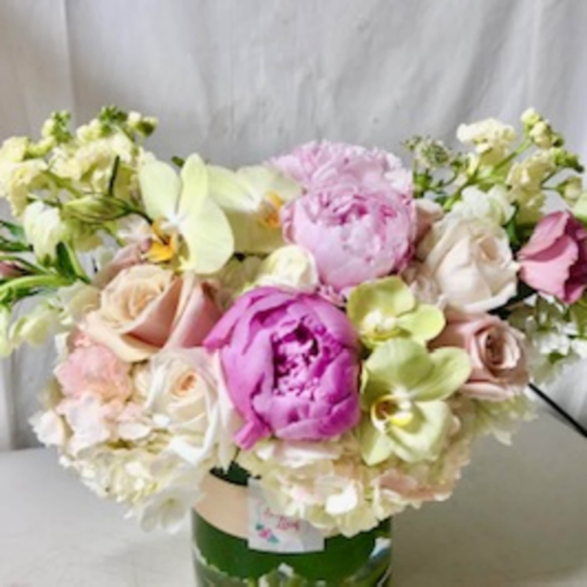 elegant flower arrangement with all premium flowers 