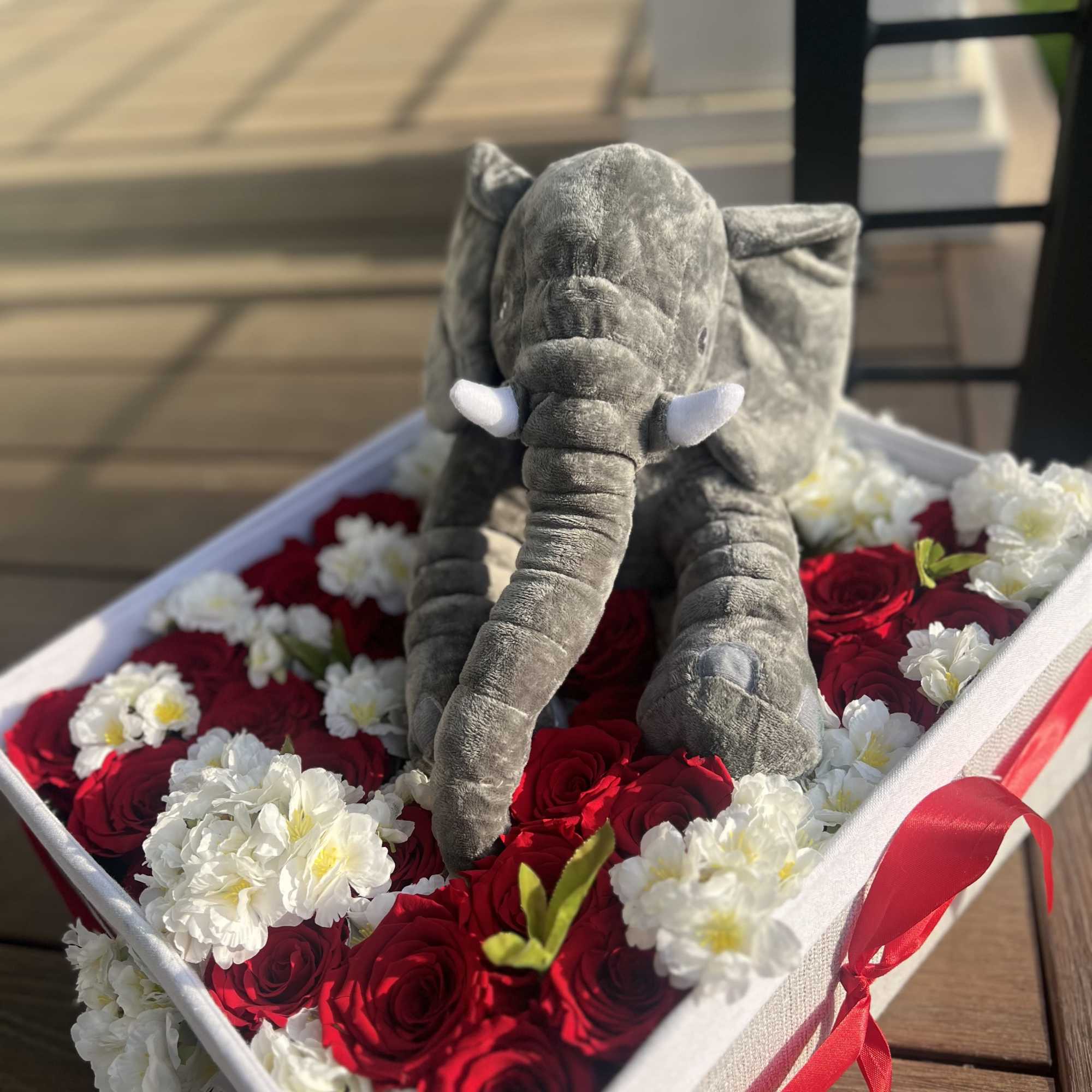 Baskets with preserved roses(roses meant to last 1-2  years without treatment)