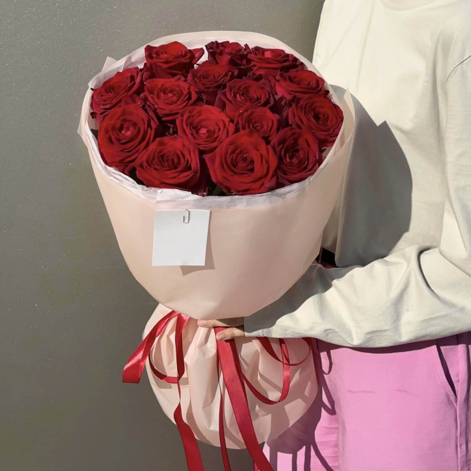 Bouquet of red roses.

Standard size - 9 roses
Deluxe size - 15 roses