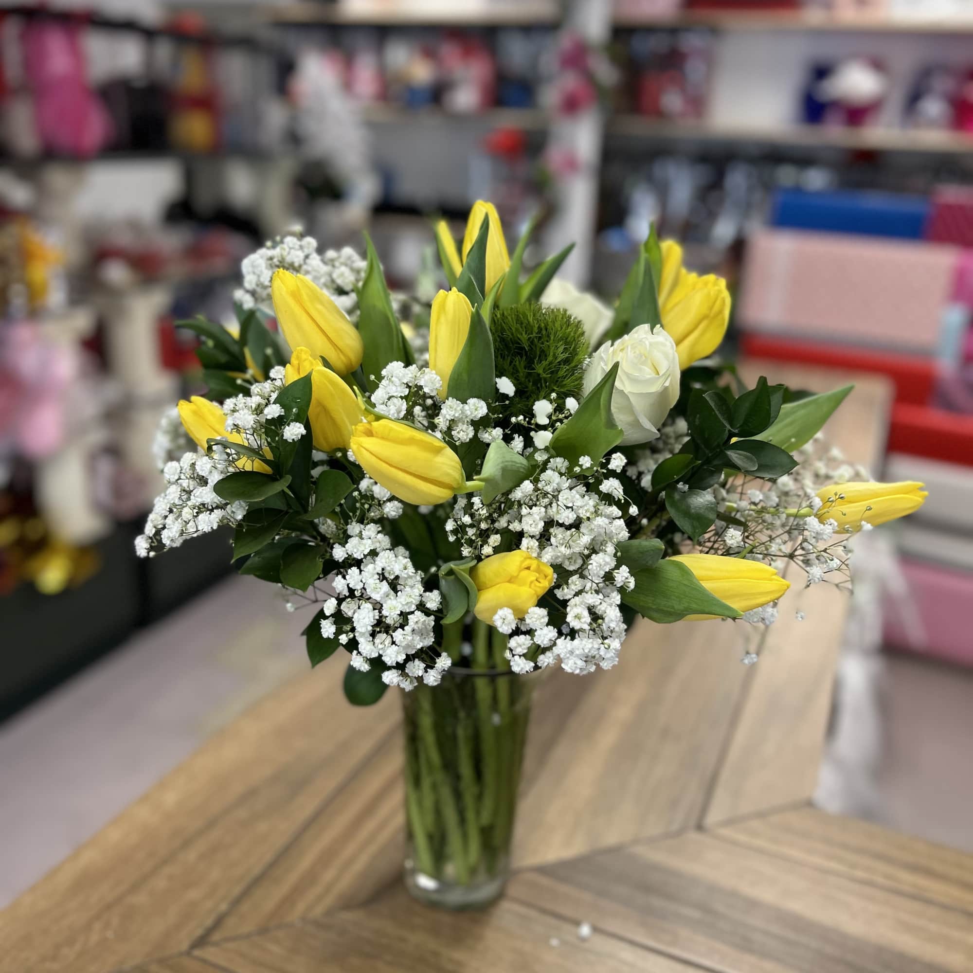 24 Assorted Tulips bouquet 
Ramo de 24 tulipanes surtidos