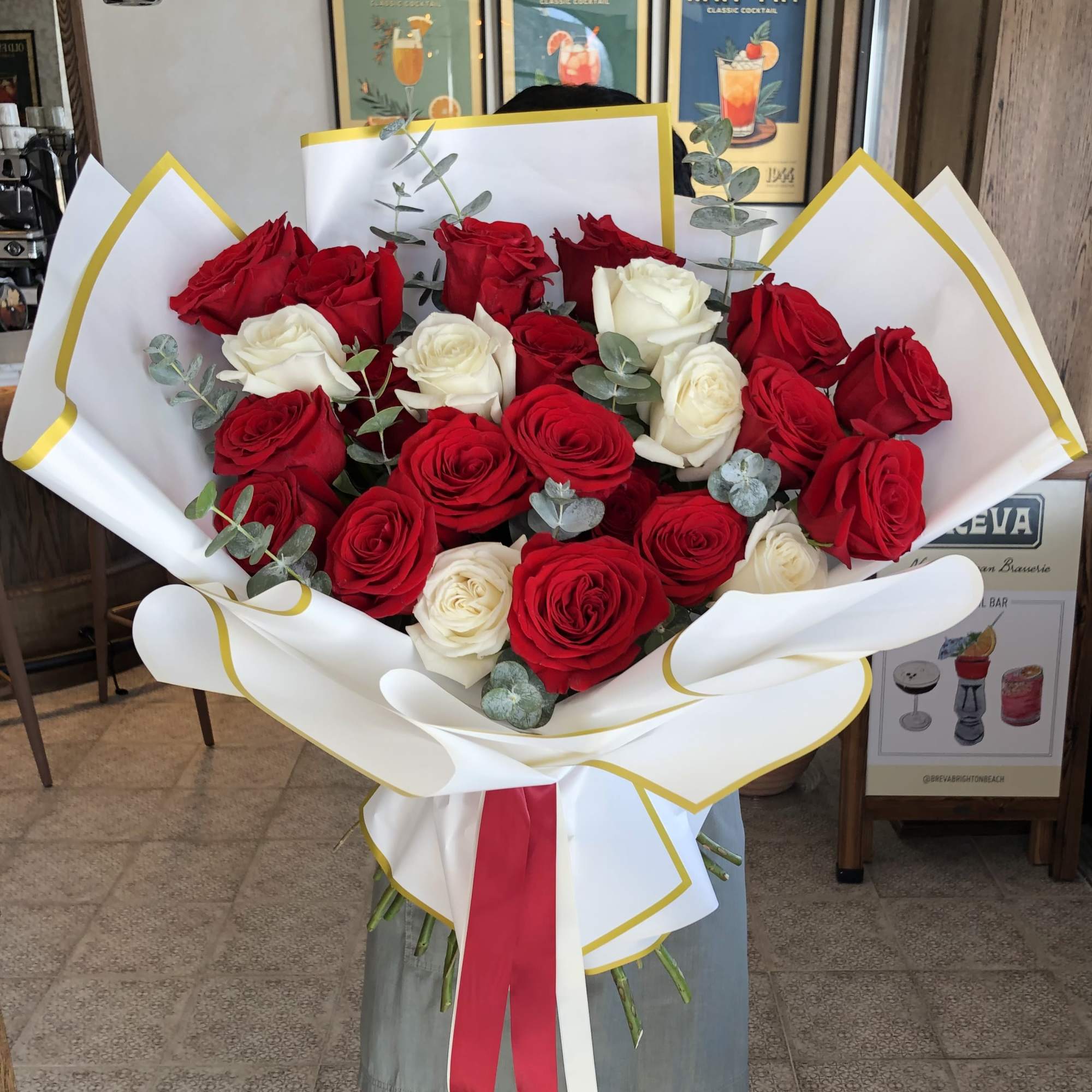 The photo shows the deluxe size 

Standard size - 12 roses
Deluxe size