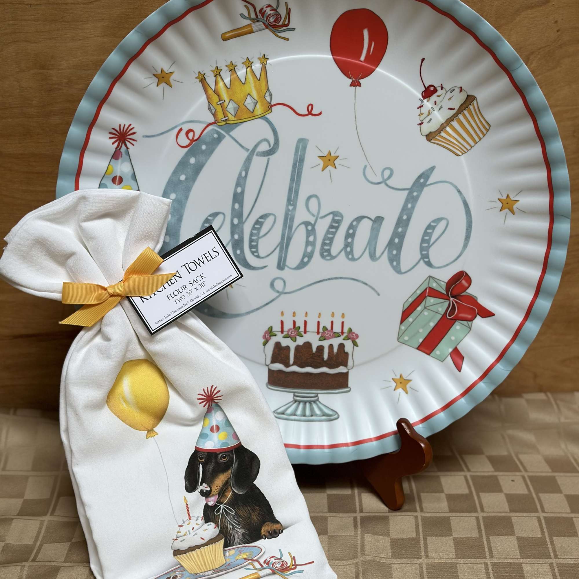 16&quot; round
Durable melamine platter that looks just like a paper plate!
Dishwasher Safe