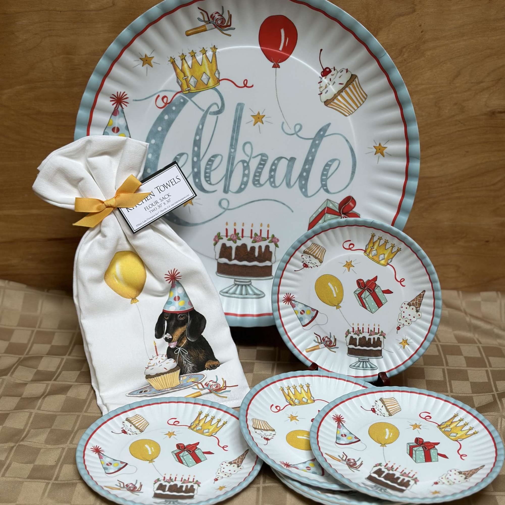 16&quot; round
Durable melamine platter that looks just like a paper plate!
Dishwasher Safe