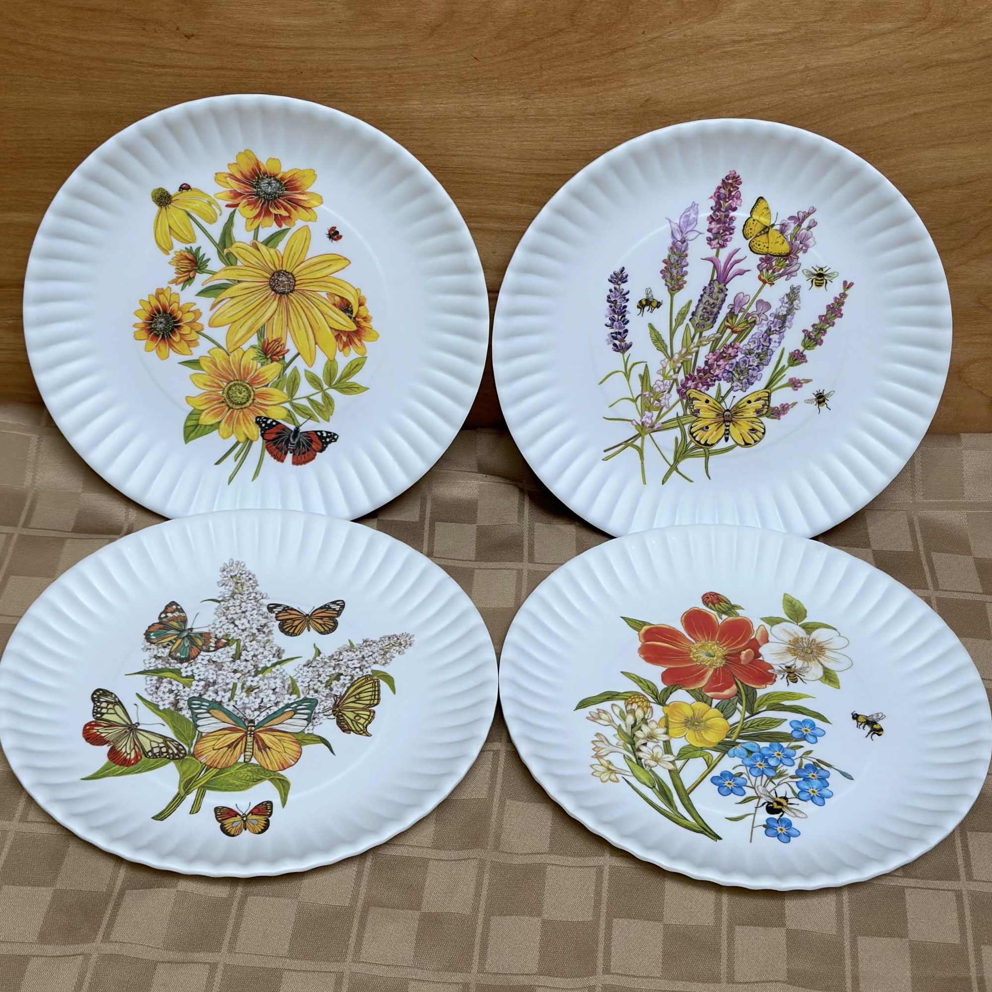 Set of four plates
Each plate is 9&quot; round
Dishwasher Safe
Durable melamine that looks