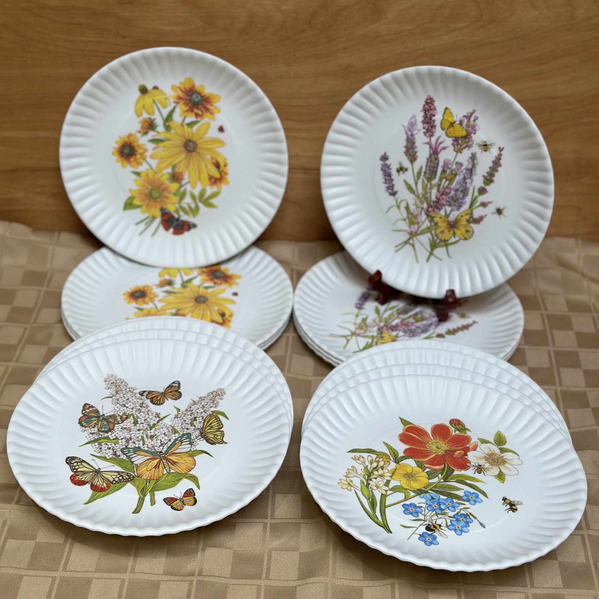 Set of four plates
Each plate is 9&quot; round
Dishwasher Safe
Durable melamine that looks