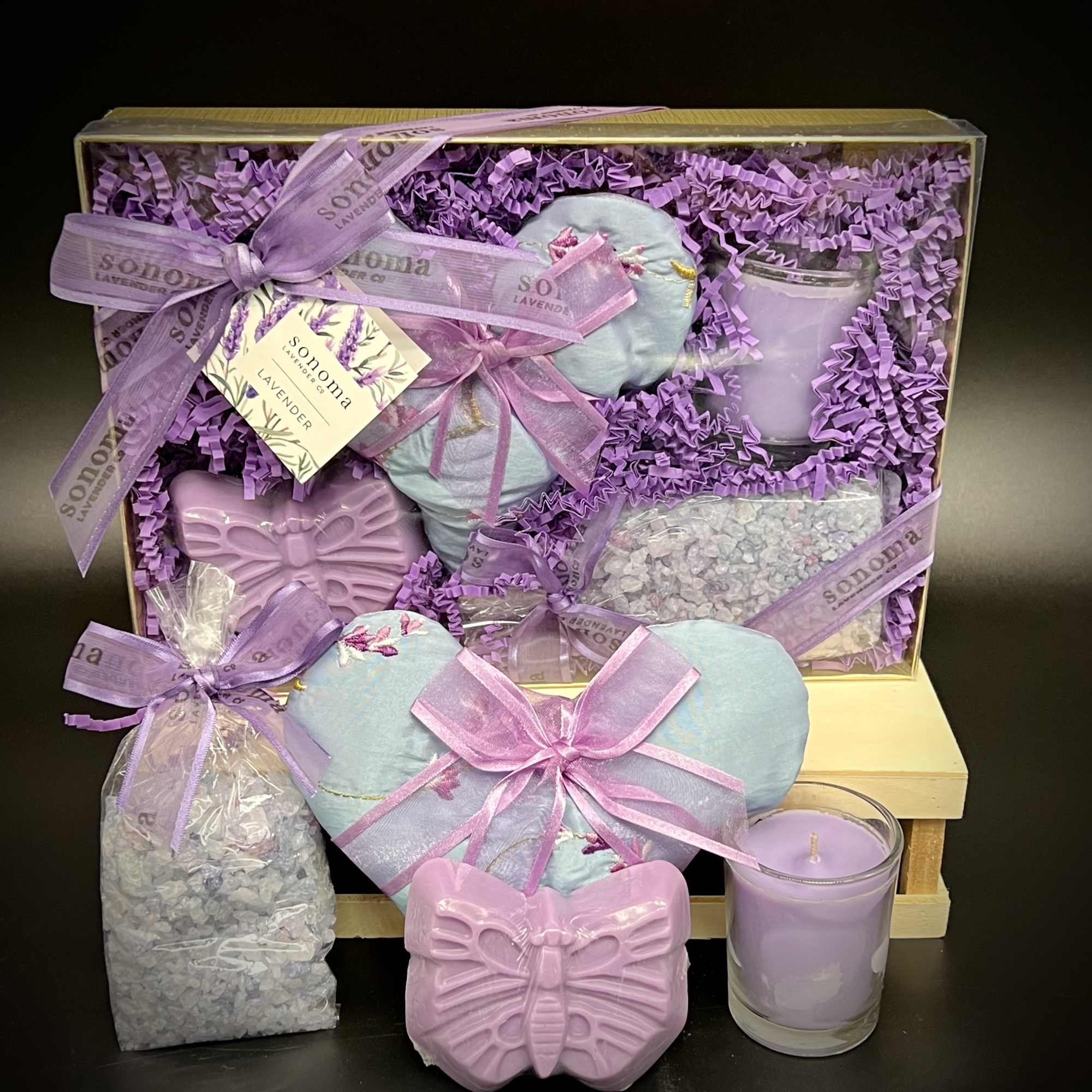Gorgeous gold gift box for lavender lovers! Includes a heart sachet (1.4oz)