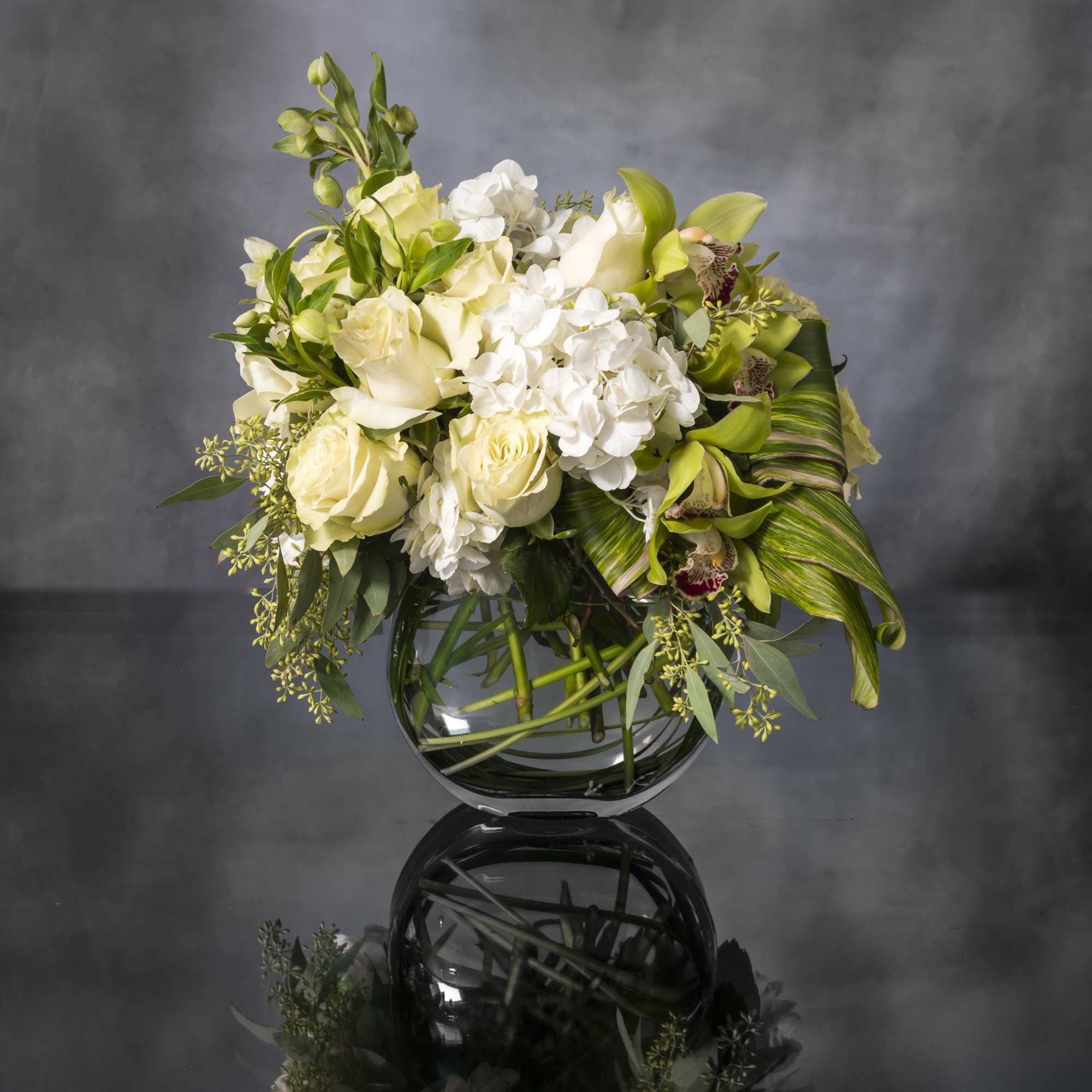 With a passion for luxurious classics, we've paired posh Cream Roses with With a passion for luxurious classics, we've paired posh Cream Roses with