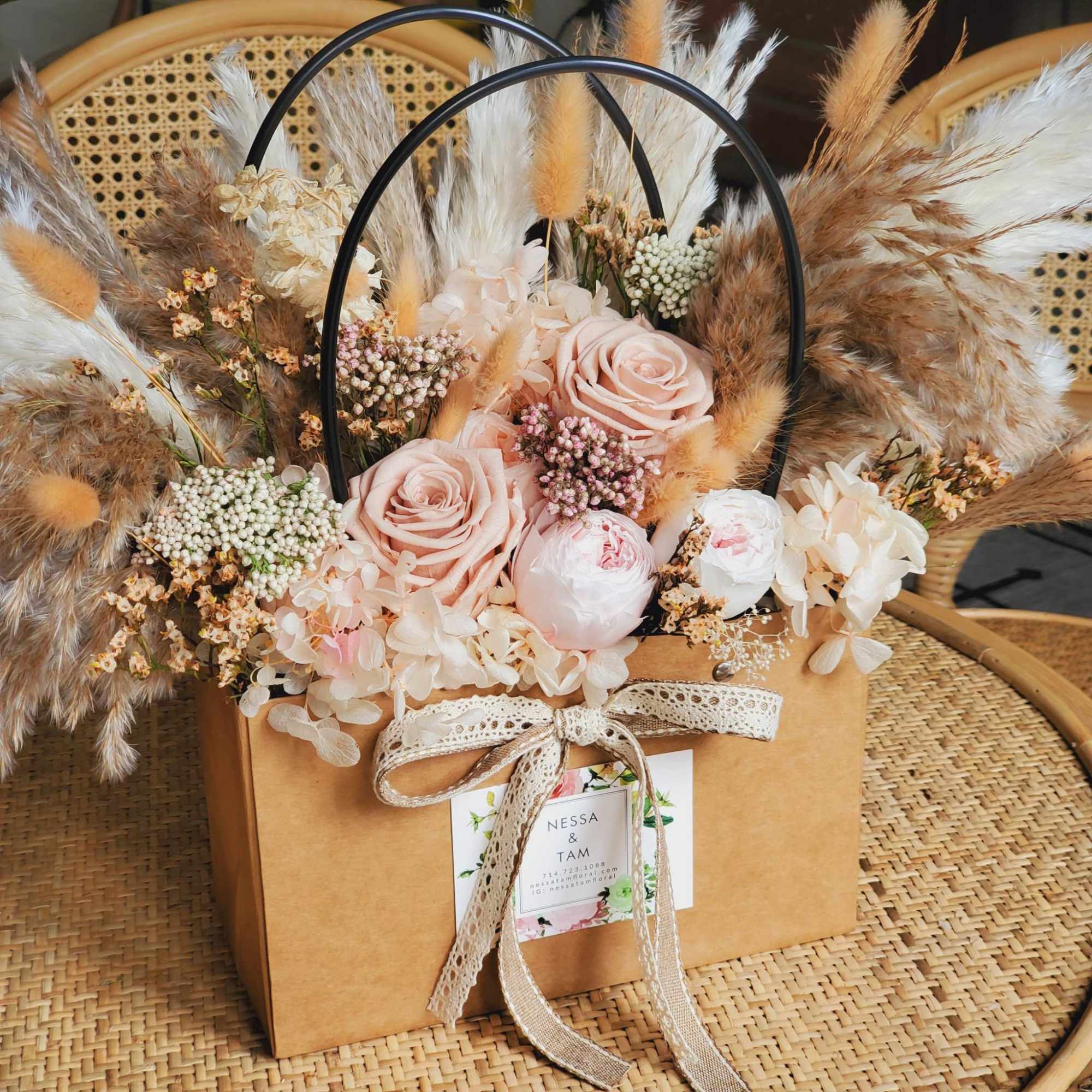 Made with 100% dried flowers

How do you take care of preserved flowers?

Keep