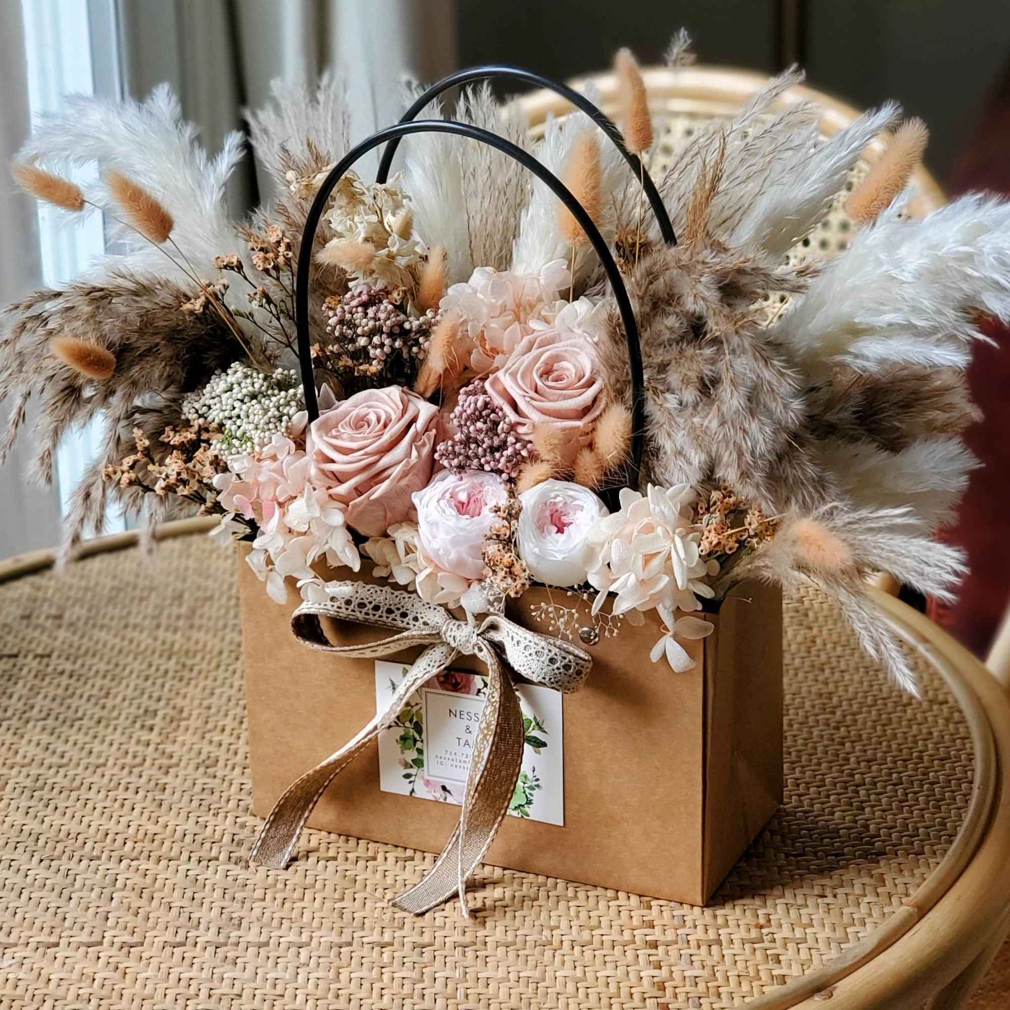 Made with 100% dried flowers

How do you take care of preserved flowers?

Keep