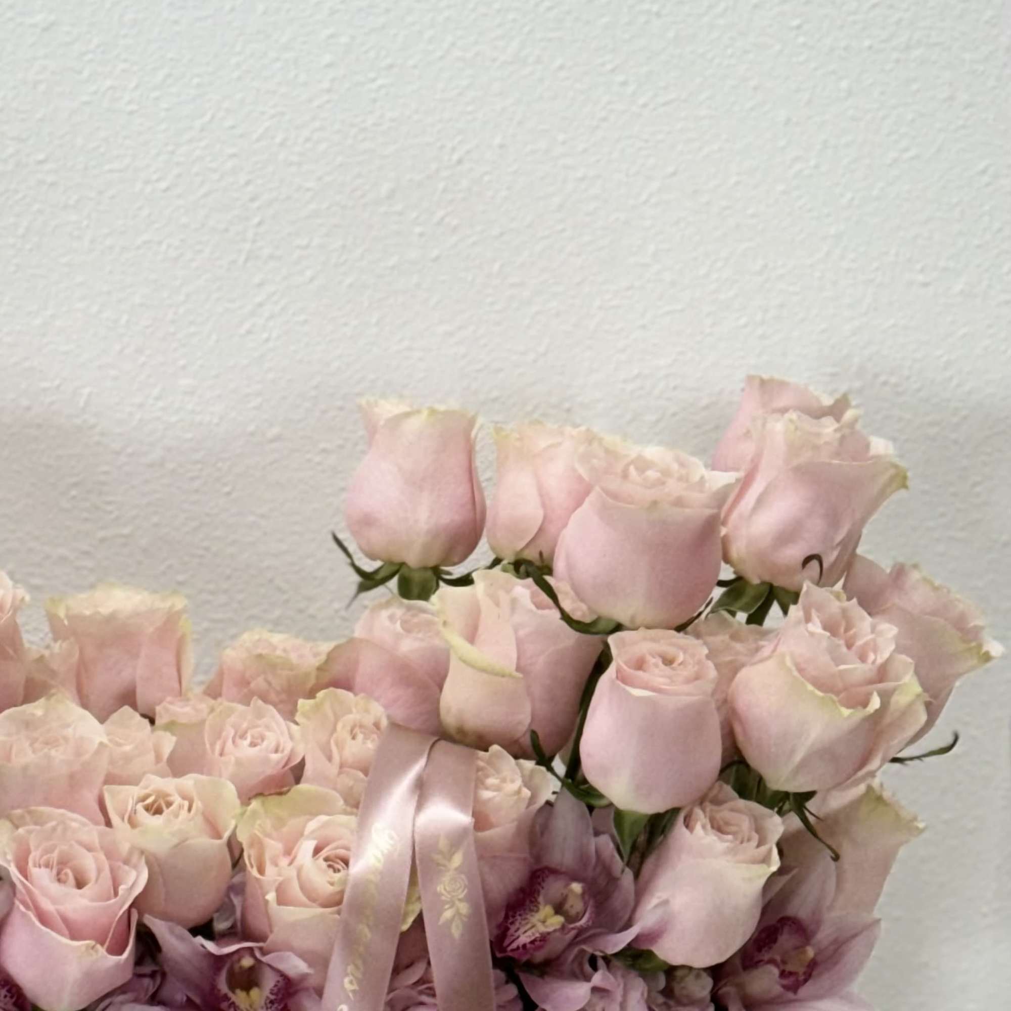 **Elegant Pink Roses Arrangement: Elevate Your Special Occasion**

Celebrate your special occasion with