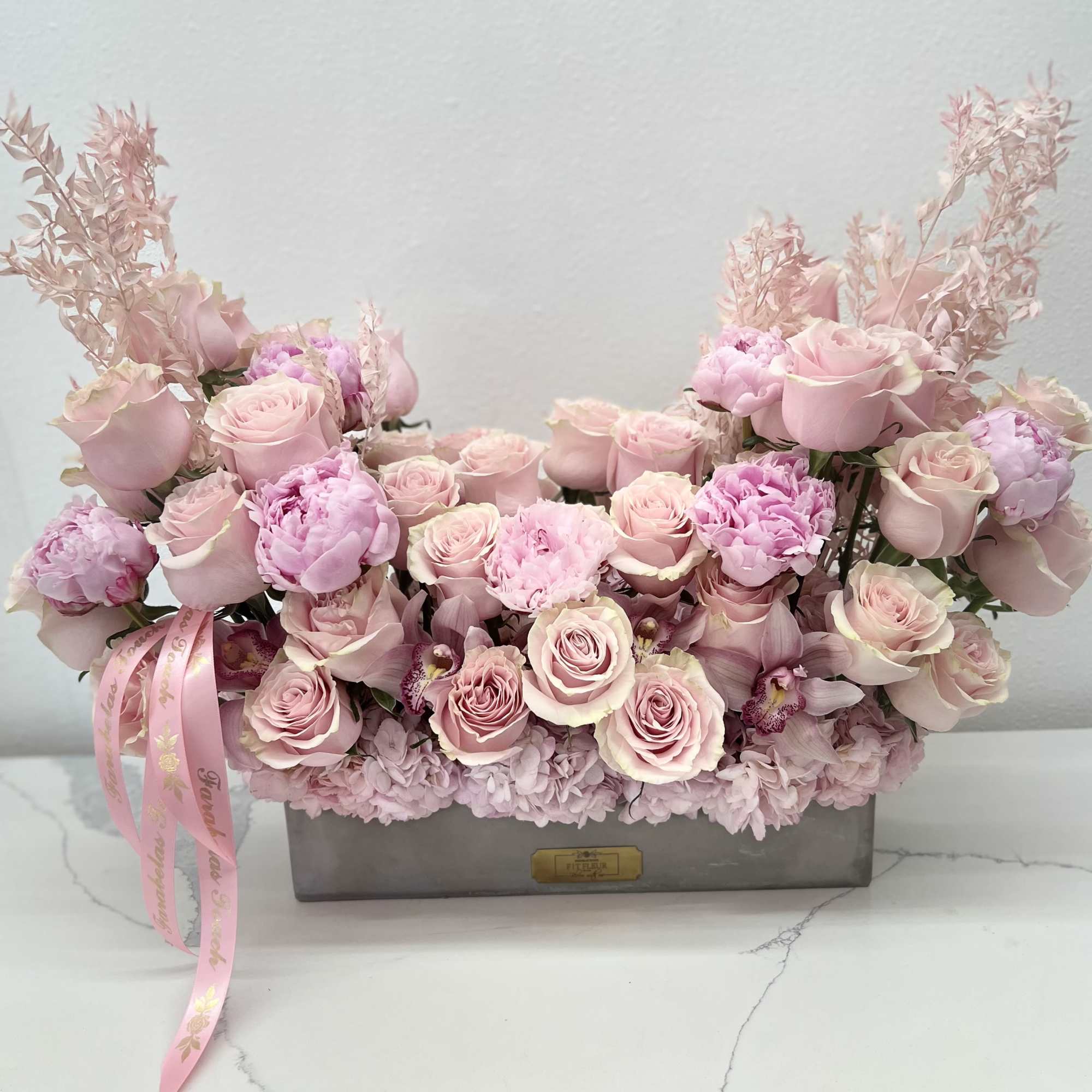 

Surprise your loved one with our breathtaking grand arrangement featuring a vibrant