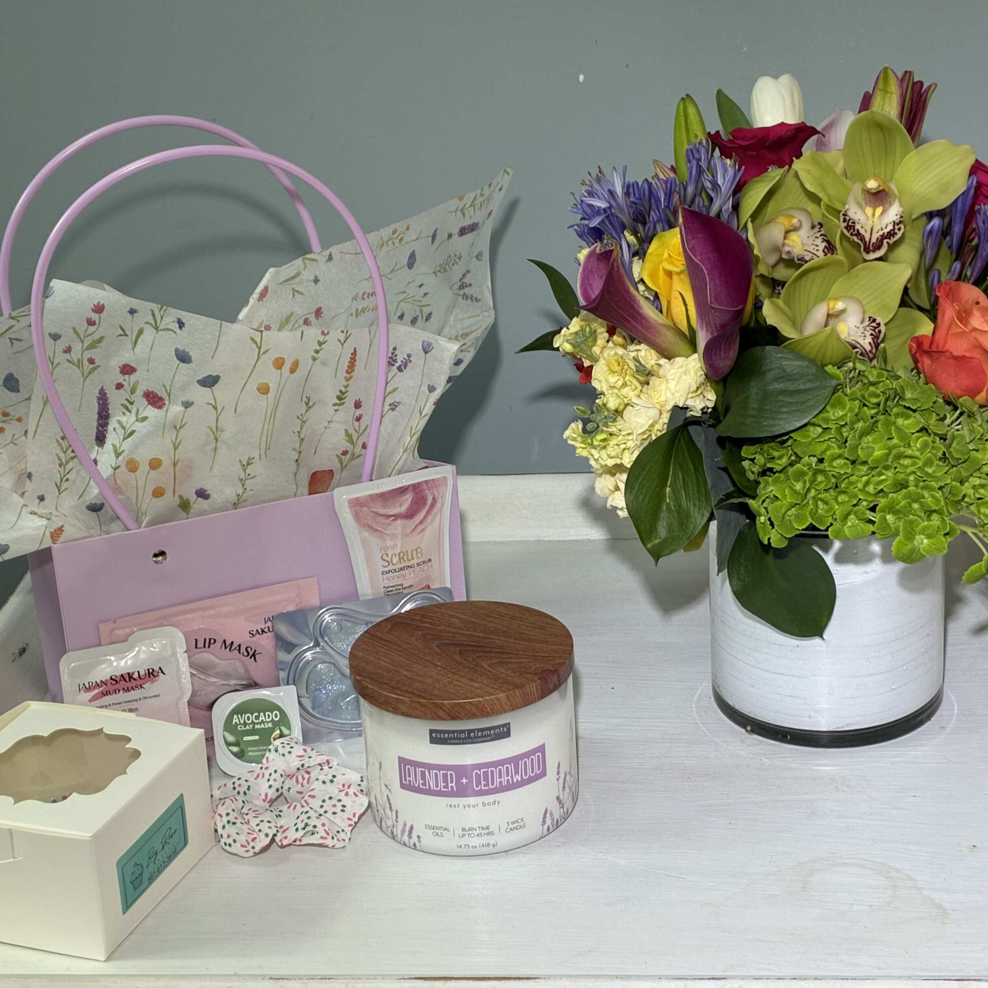 Our best-selling arrangement features a beautiful assortment of luxury flowers featuring  Our best-selling arrangement features a beautiful assortment of luxury flowers featuring