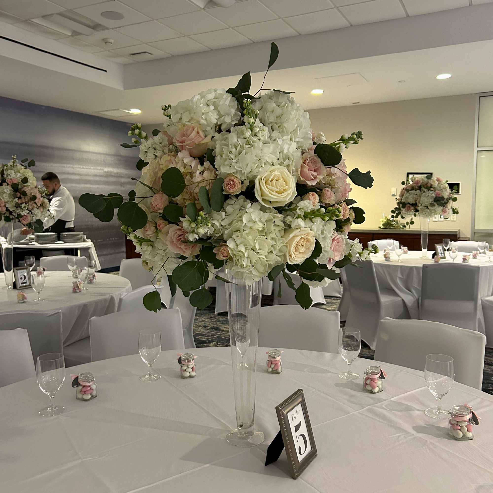 Beautiful arrangement for any event, make it a dream come true.!
Price subject