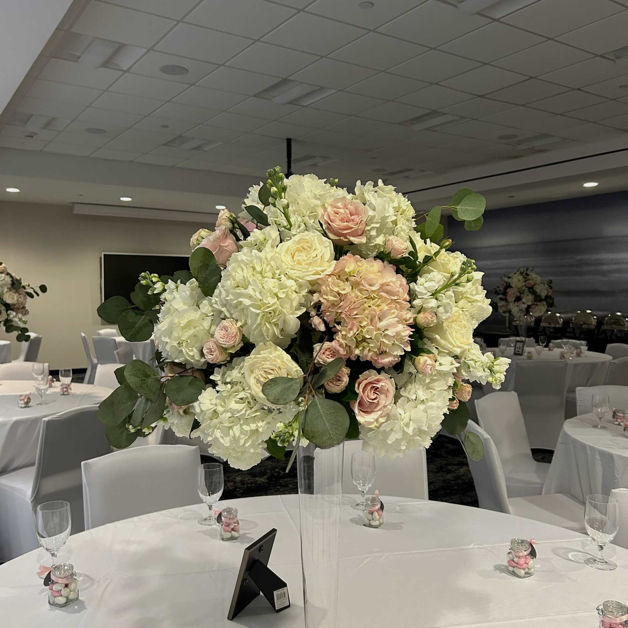 Beautiful arrangement for any event, make it a dream come true.!
Price subject