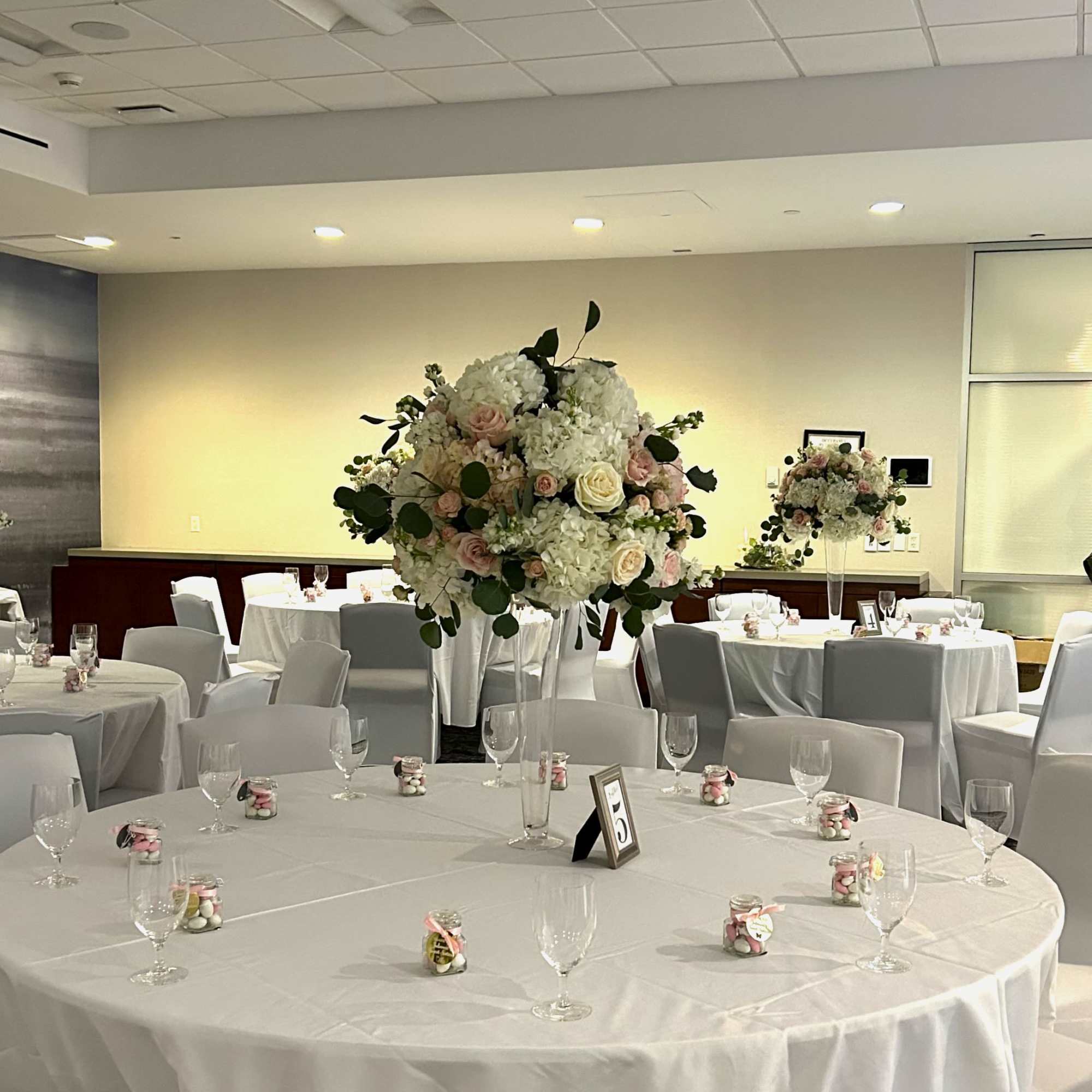 Beautiful arrangement for any event, make it a dream come true.!
Price subject