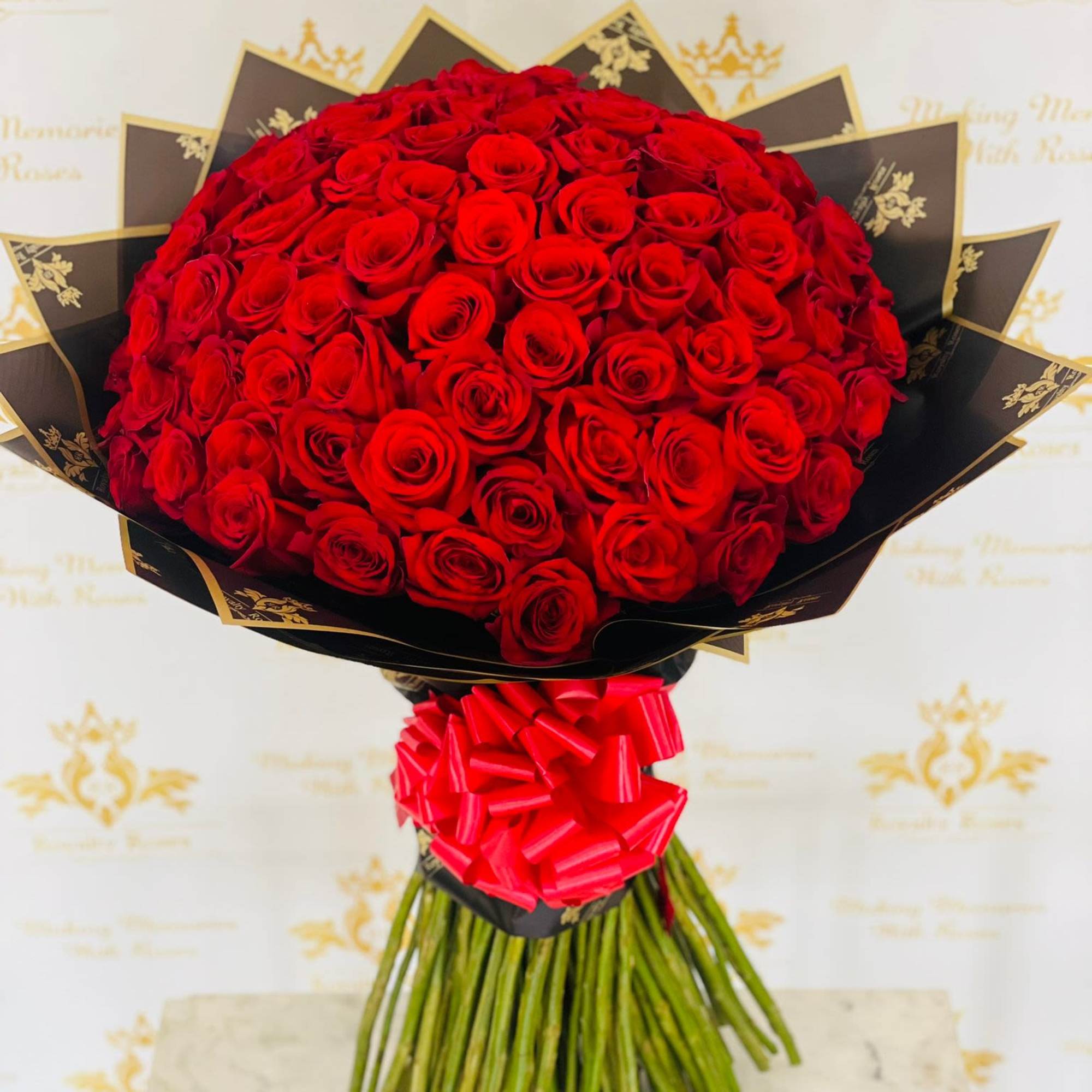 Bouquet 100 premium Roses

This stunning bouquet features 100 premium roses, each carefully