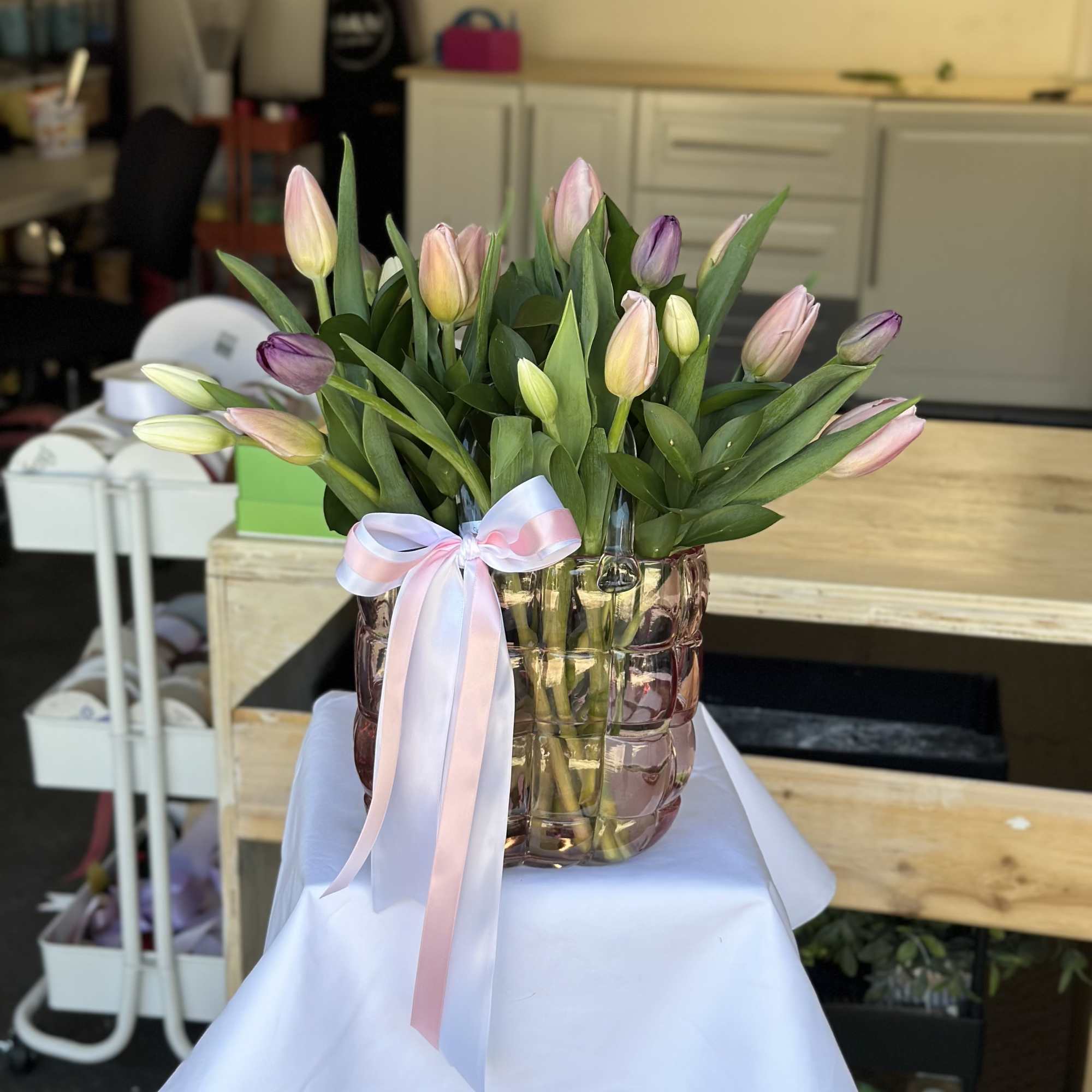 Meet our stunning arrangement! 

Deliver happiness with this magnificent floral design that