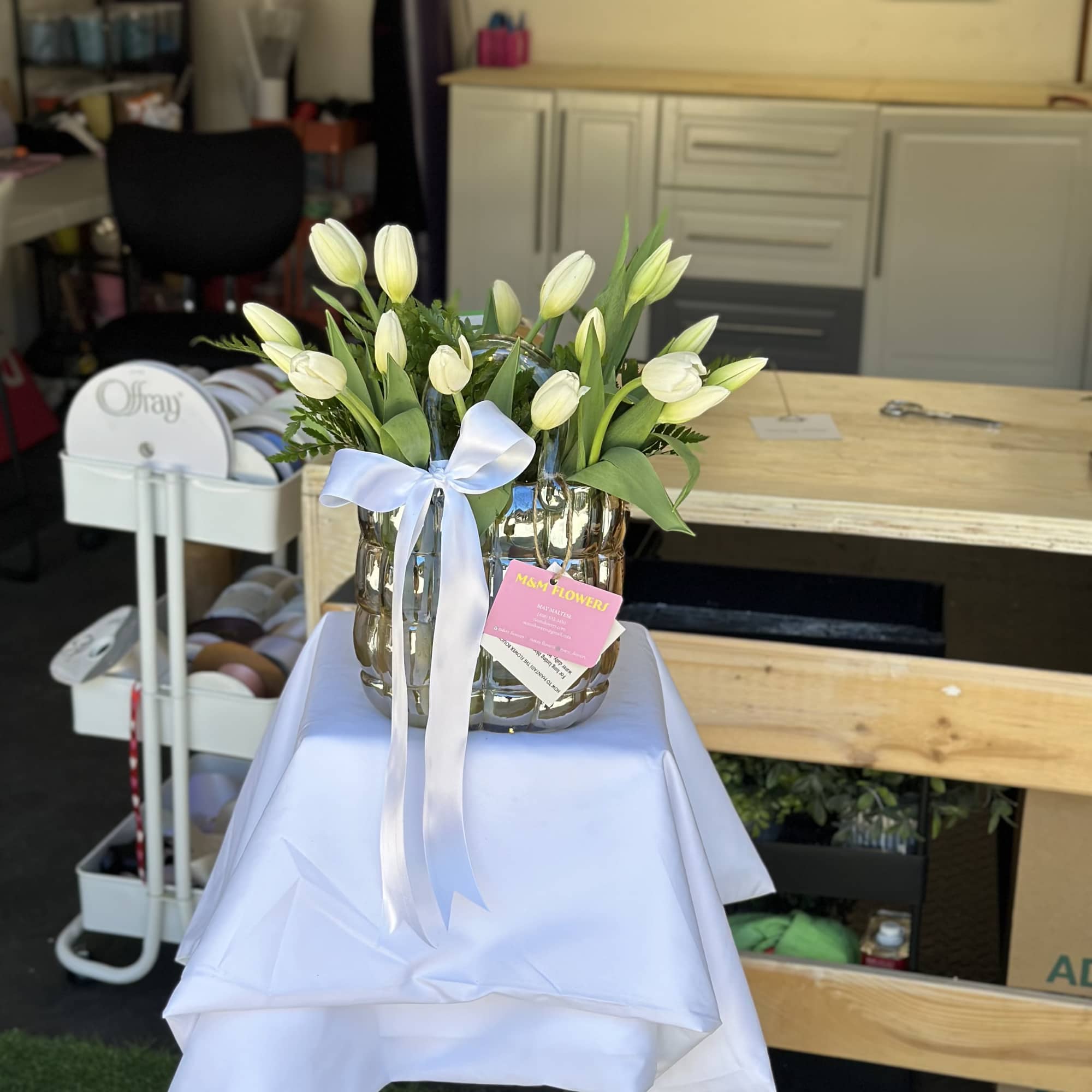 Meet our stunning arrangement! 

Deliver happiness with this magnificent floral design that