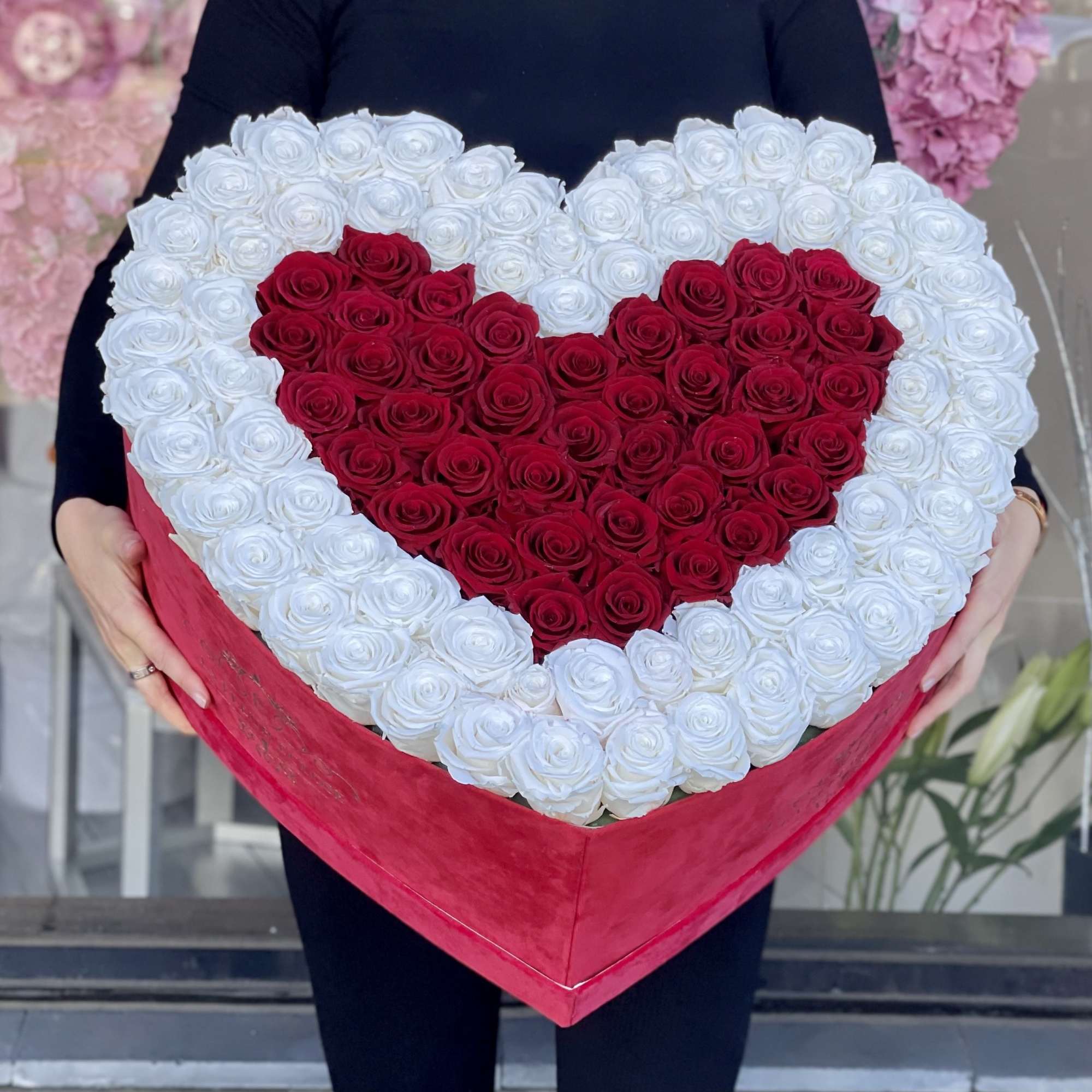PRESERVED ROSES
red and white in a heart box PRESERVED ROSES
red and white in a heart box