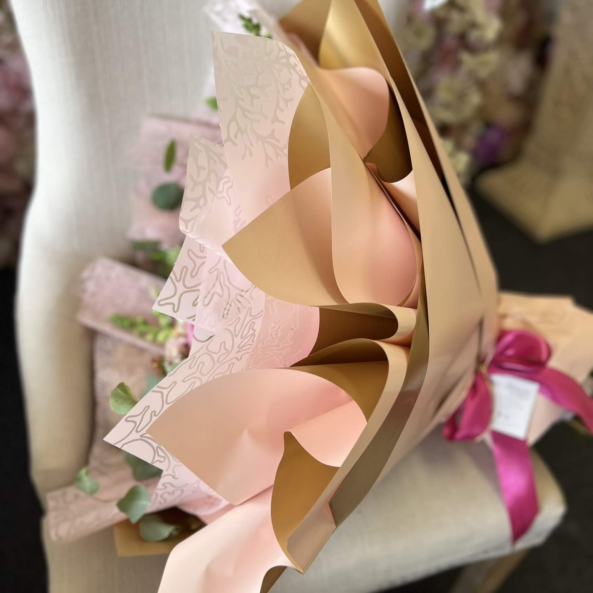 Mixed bouquet Pink Roses, Fiusha Spray Rose, Daisy and White Snap Dragon