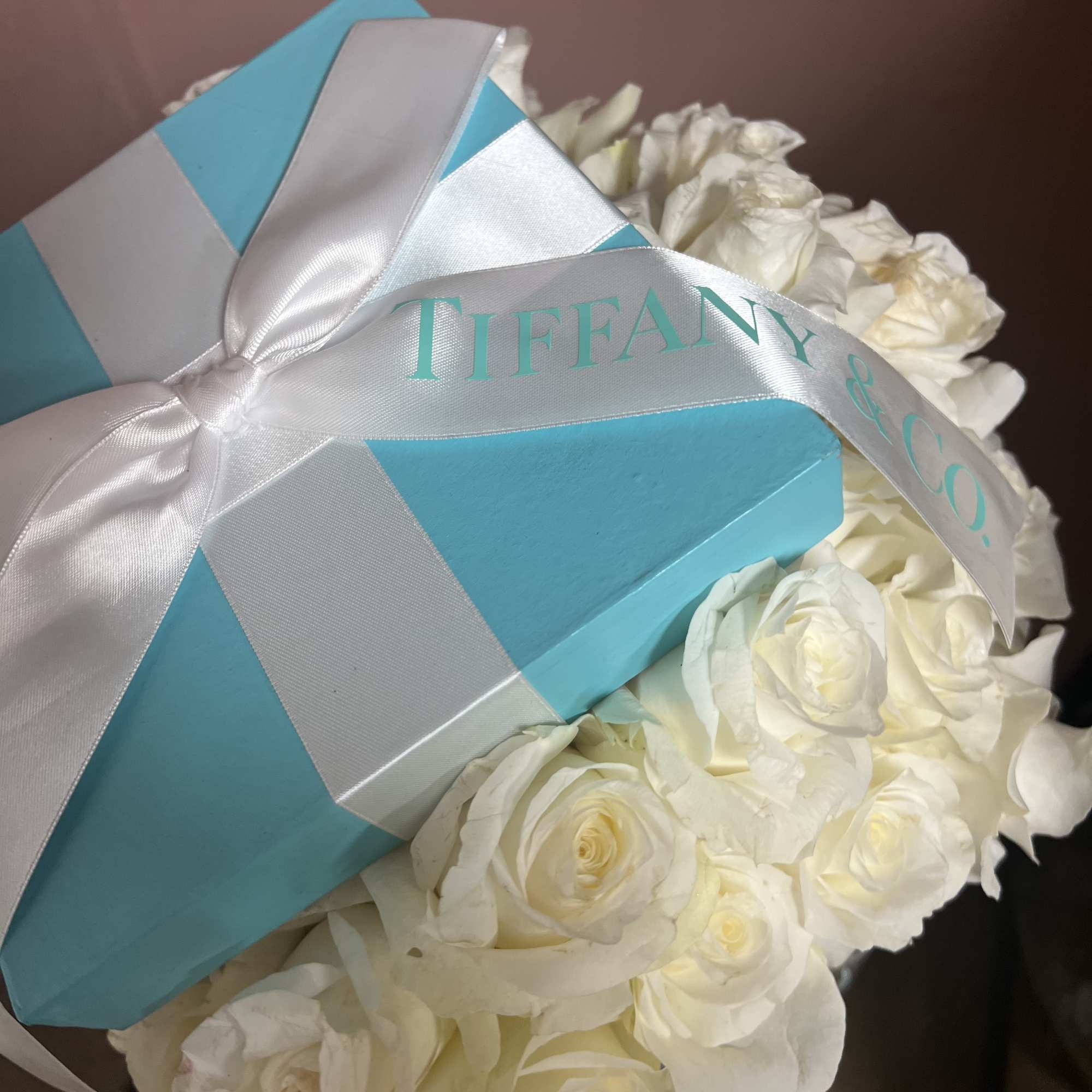 XL Box of   24 Pure White Large Bloom Premium Roses