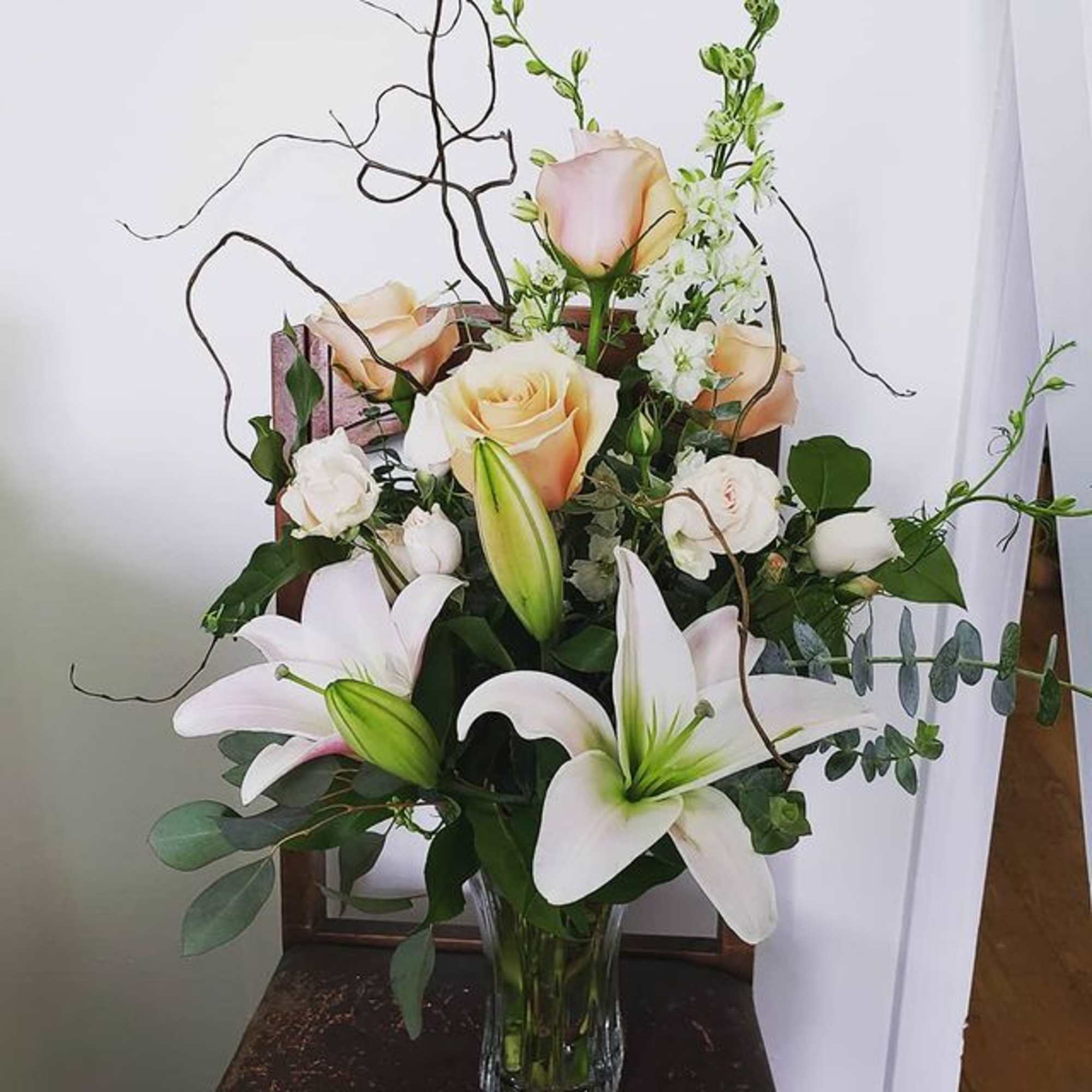 This bouquet is arranged with flowers chosen by our florists.
Not sure what