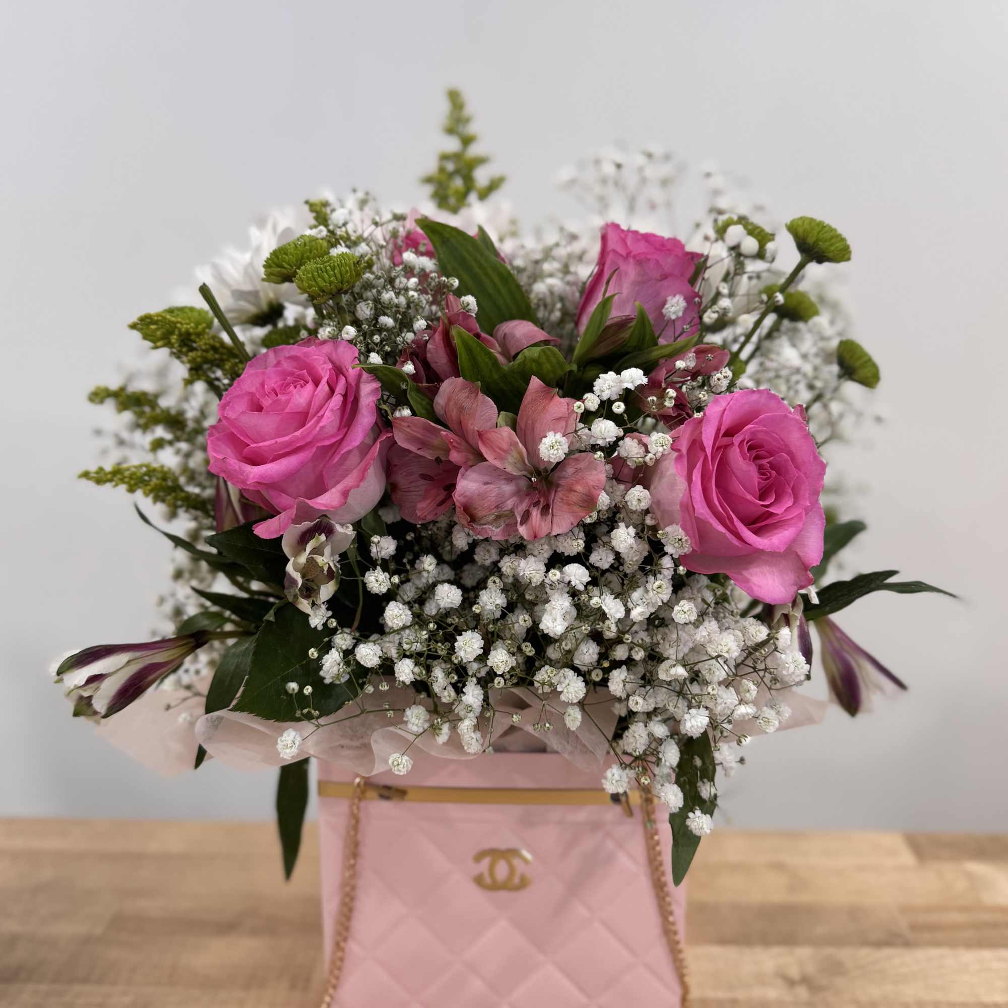Pink Roses, baby breath, daysies and alstroemeria in a brautigul box!