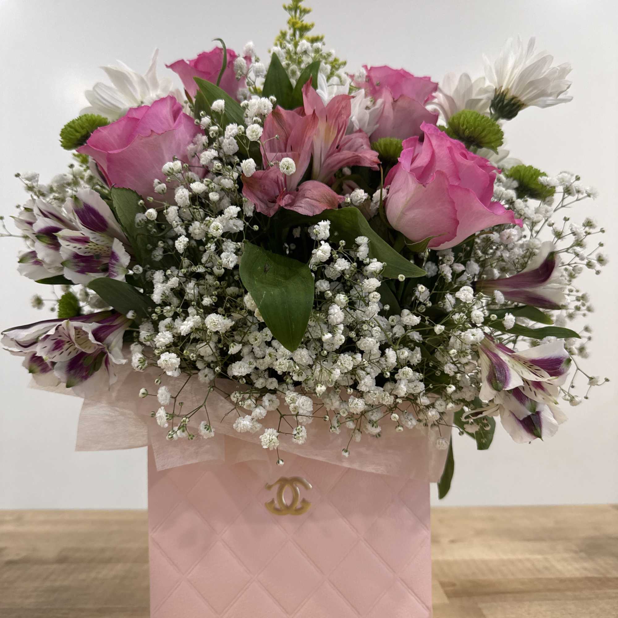 Pink Roses, baby breath, daysies and alstroemeria in a brautigul box!
