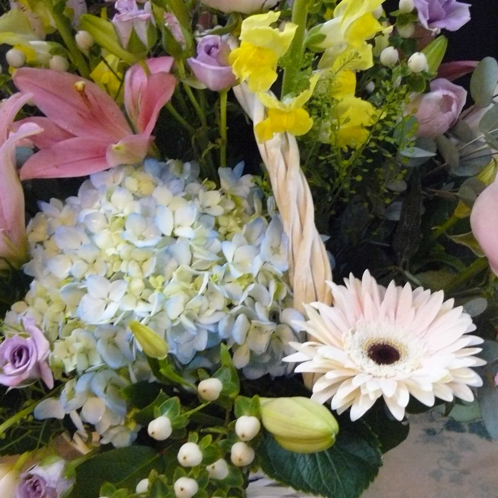 Seasonal Flowers : Roses, Hydrangea, Asiatic Lilies, Gerbera Daisies, Fancy Greens

Flowers and