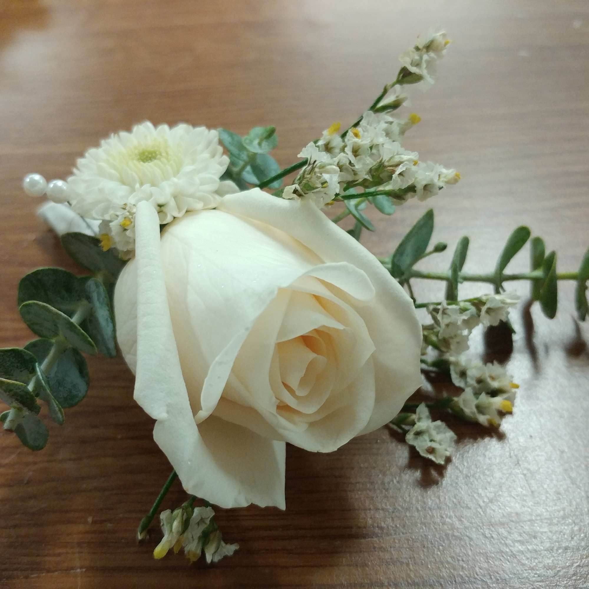 A classic white boutonni&egrave;re that compliments any suit. A perfect addition for