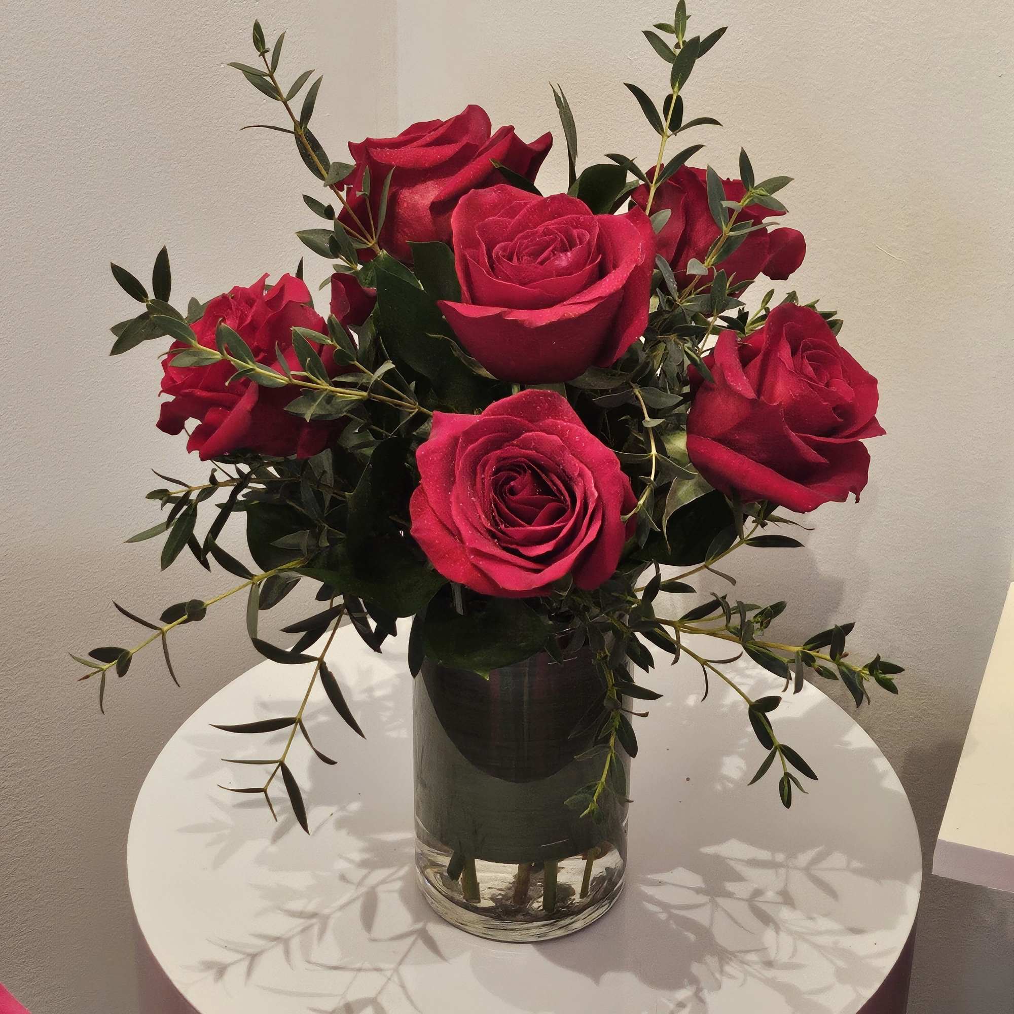 Half dozen chic roses 