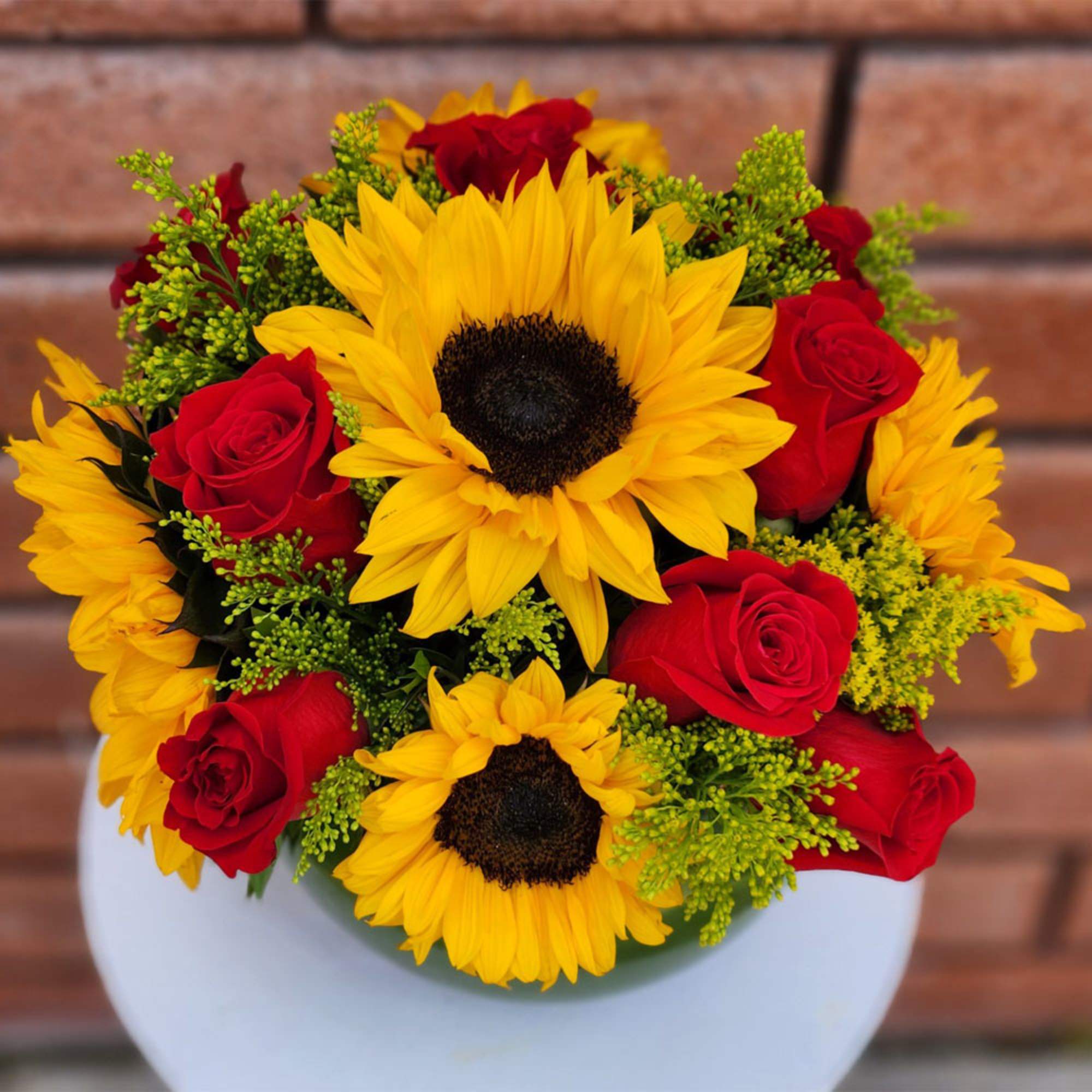 It&#039;s romantic. It&#039;s sunny. It&#039;s gorgeous! Ecuadorian Red Roses and Sunflowers are