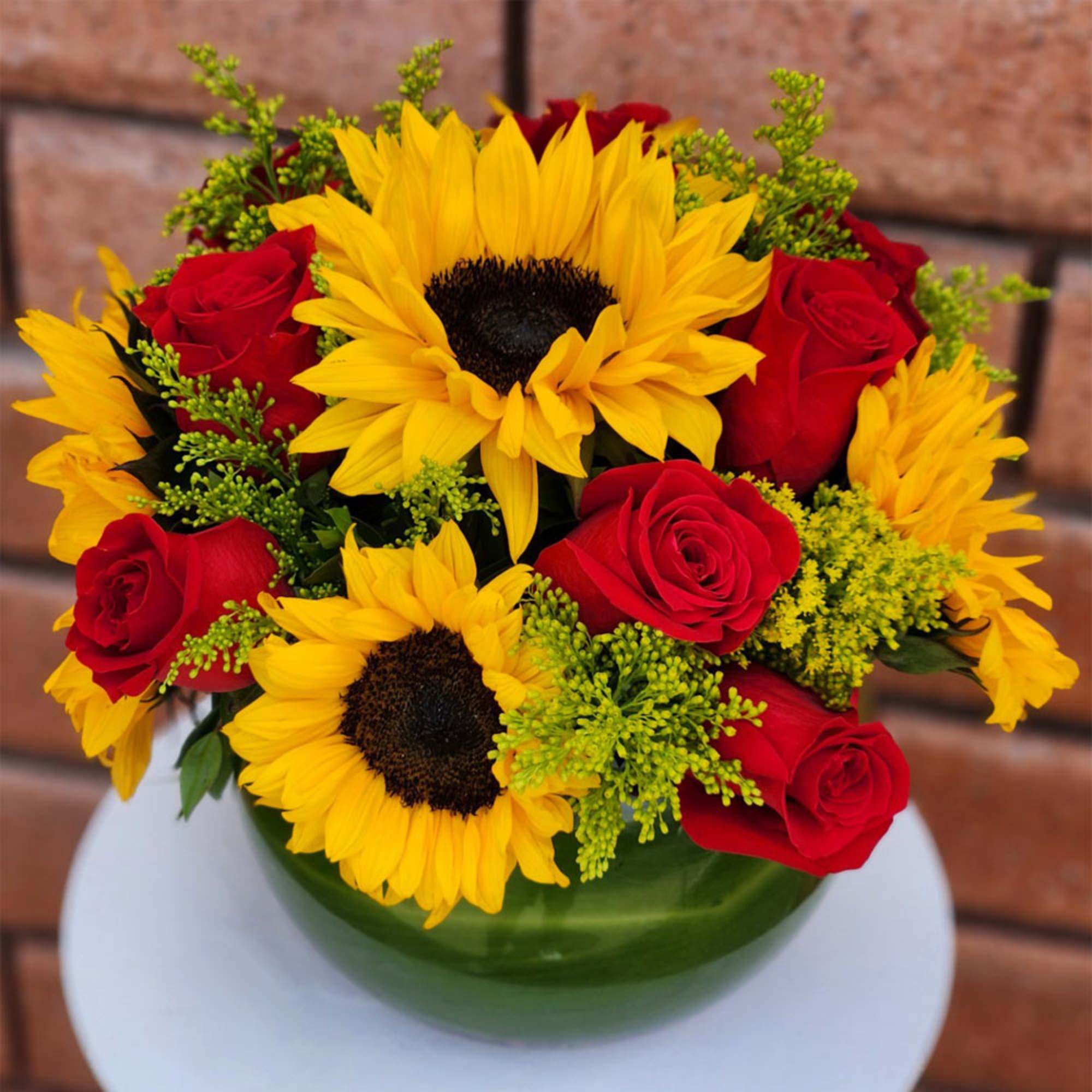 It&#039;s romantic. It&#039;s sunny. It&#039;s gorgeous! Ecuadorian Red Roses and Sunflowers are