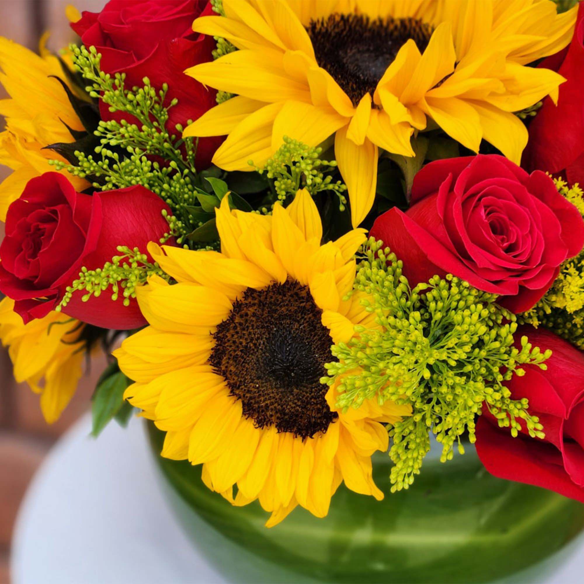 It&#039;s romantic. It&#039;s sunny. It&#039;s gorgeous! Ecuadorian Red Roses and Sunflowers are