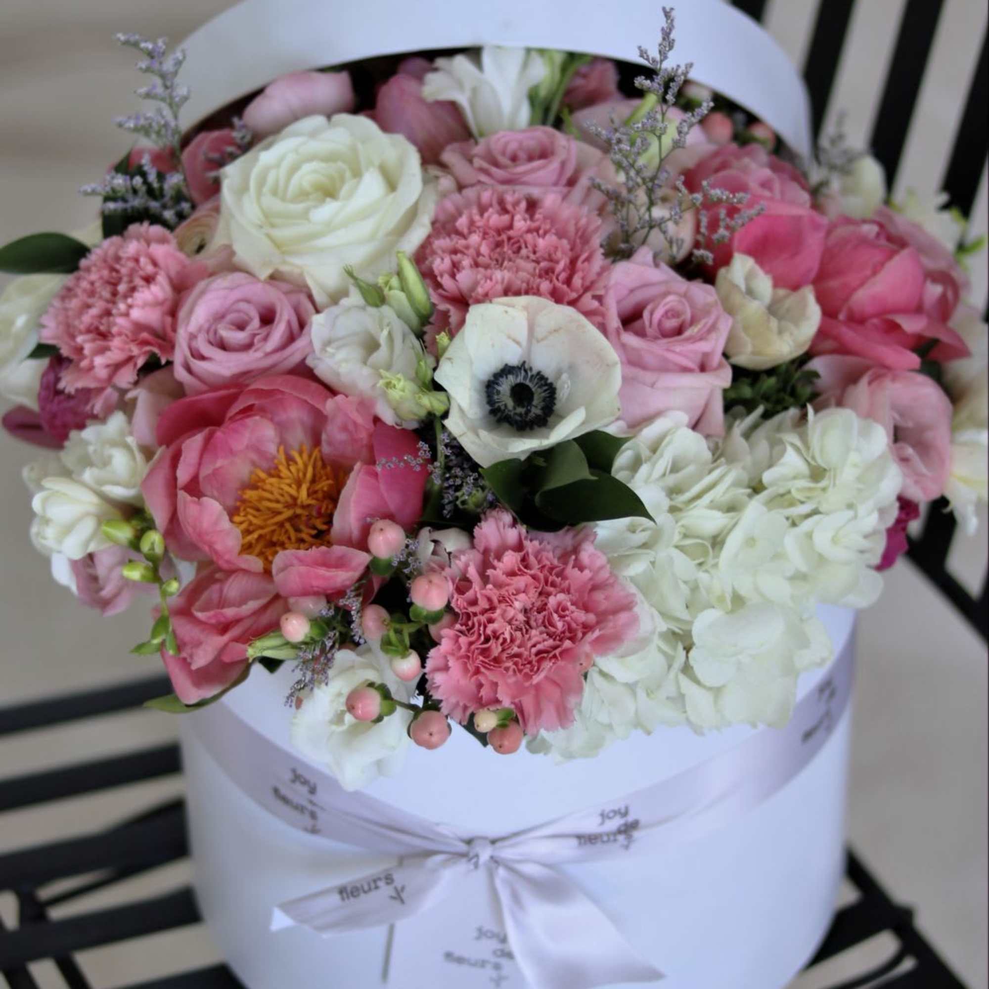 This luxury arrangement contains mixed florals such as roses, ranunculuses, anemones, garden This luxury arrangement contains mixed florals such as roses, ranunculuses, anemones, garden