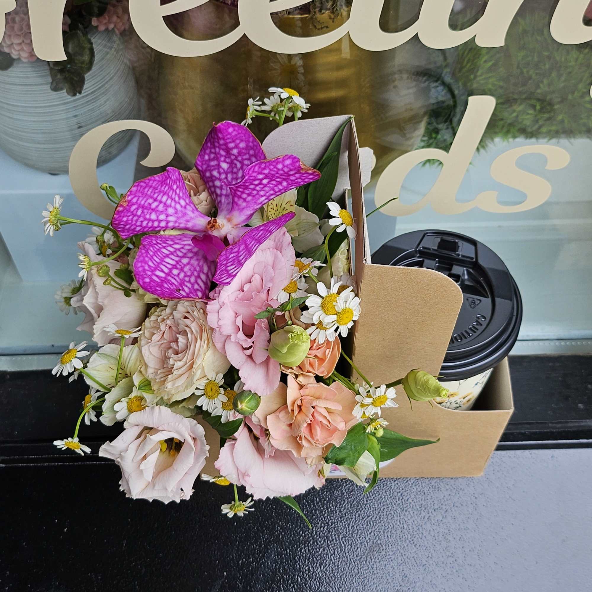 Good morning coffee!
Coffee + flower gift set
Choice of Americano, Espresso, latte and