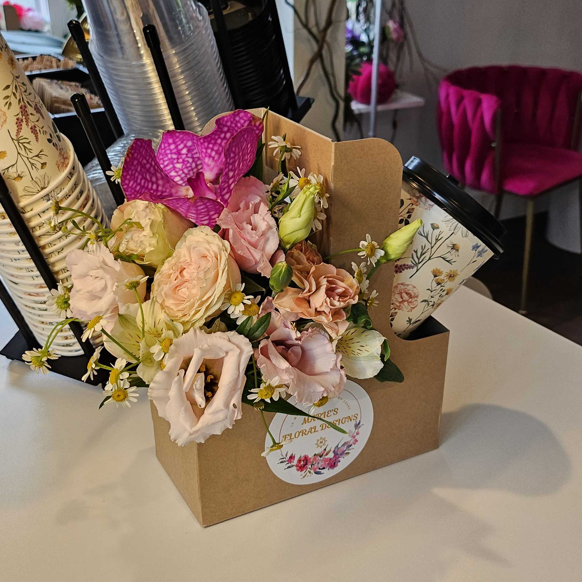 Good morning coffee!
Coffee + flower gift set
Choice of Americano, Espresso, latte and