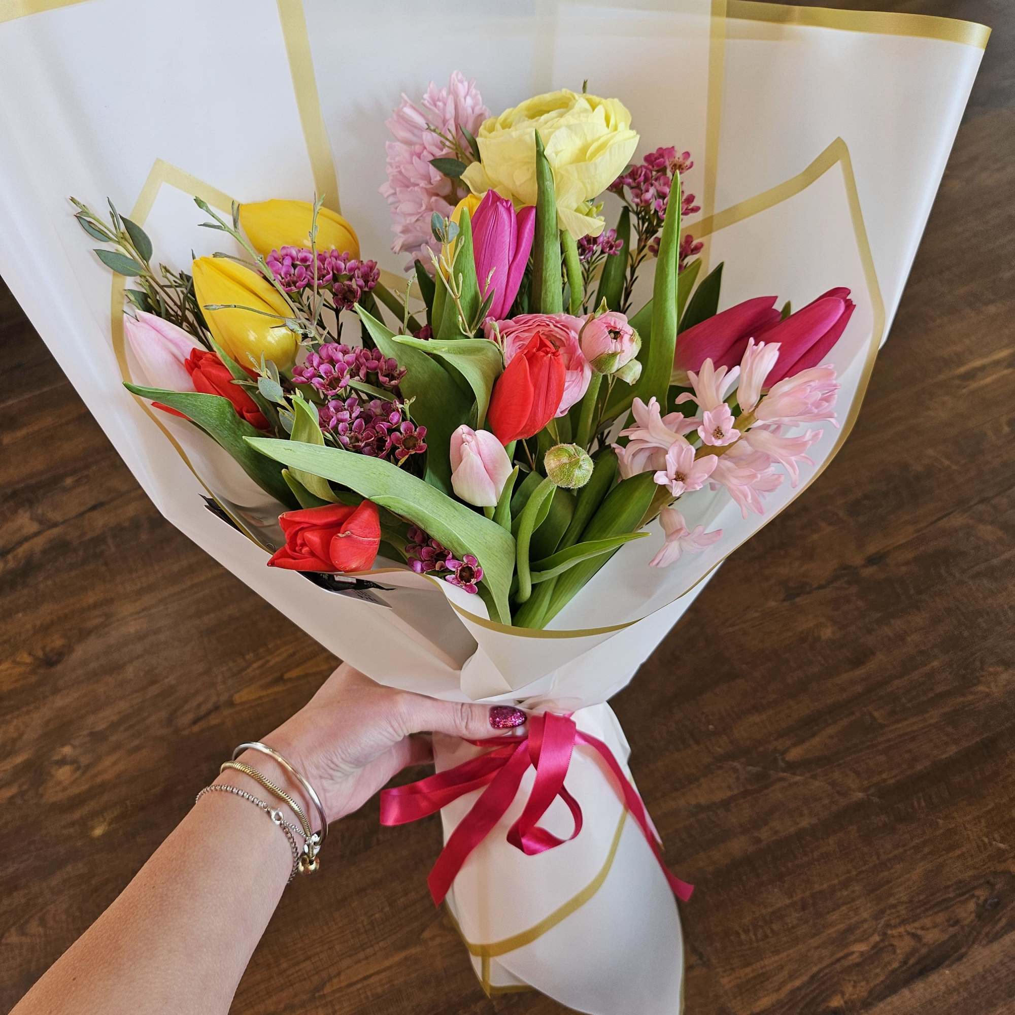 Spring is in the air.
Tulips, Hyacinths and ranunculus.


